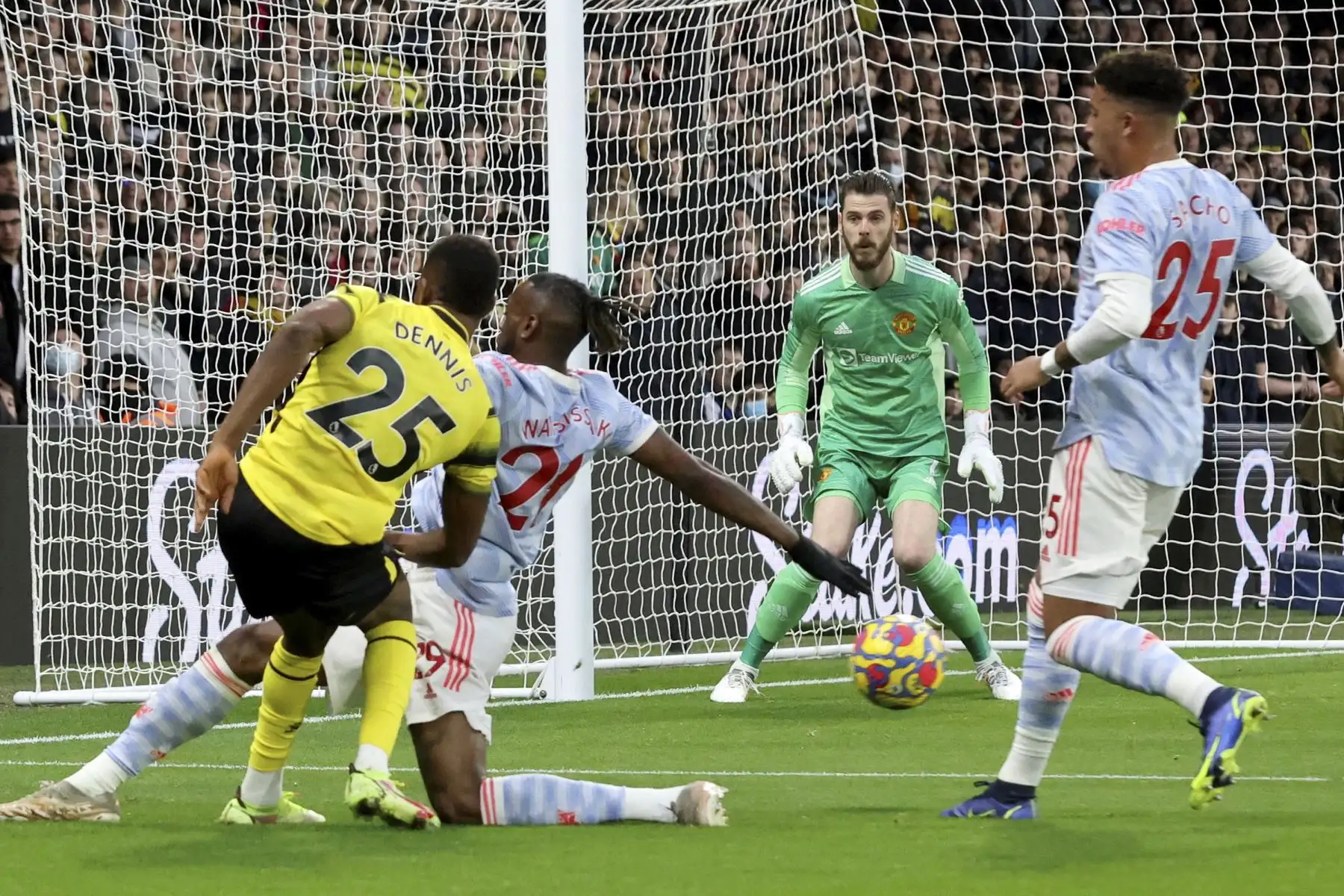 Emmanuel Dennis del Watford en acción contra Aaron Wan-Bissaka del Manchester United durante el partido de la Premier League. Foto: EFE