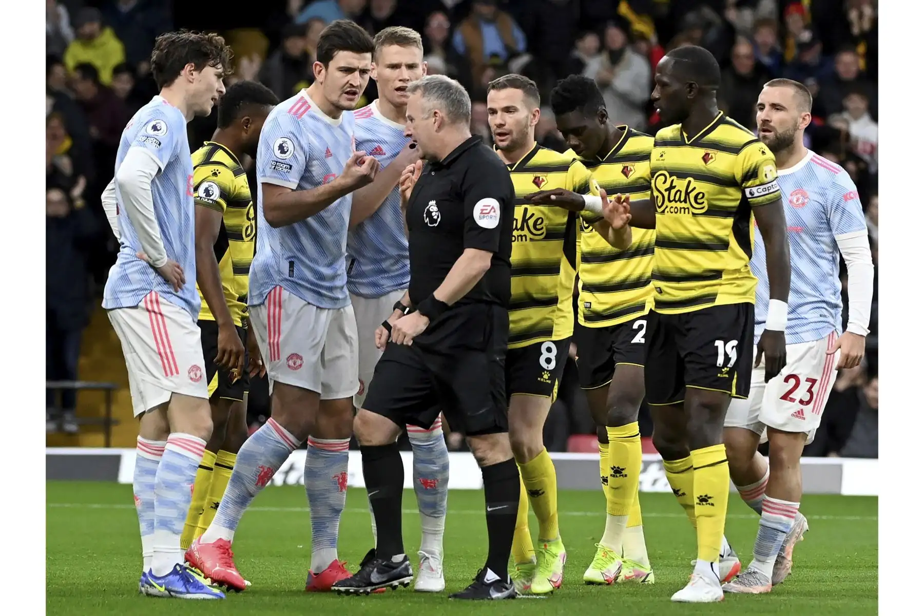 Harry Maguire del Manchester United discute con el árbitro Jonathan Moss durante el partido de la Premier League. Foto: EFE