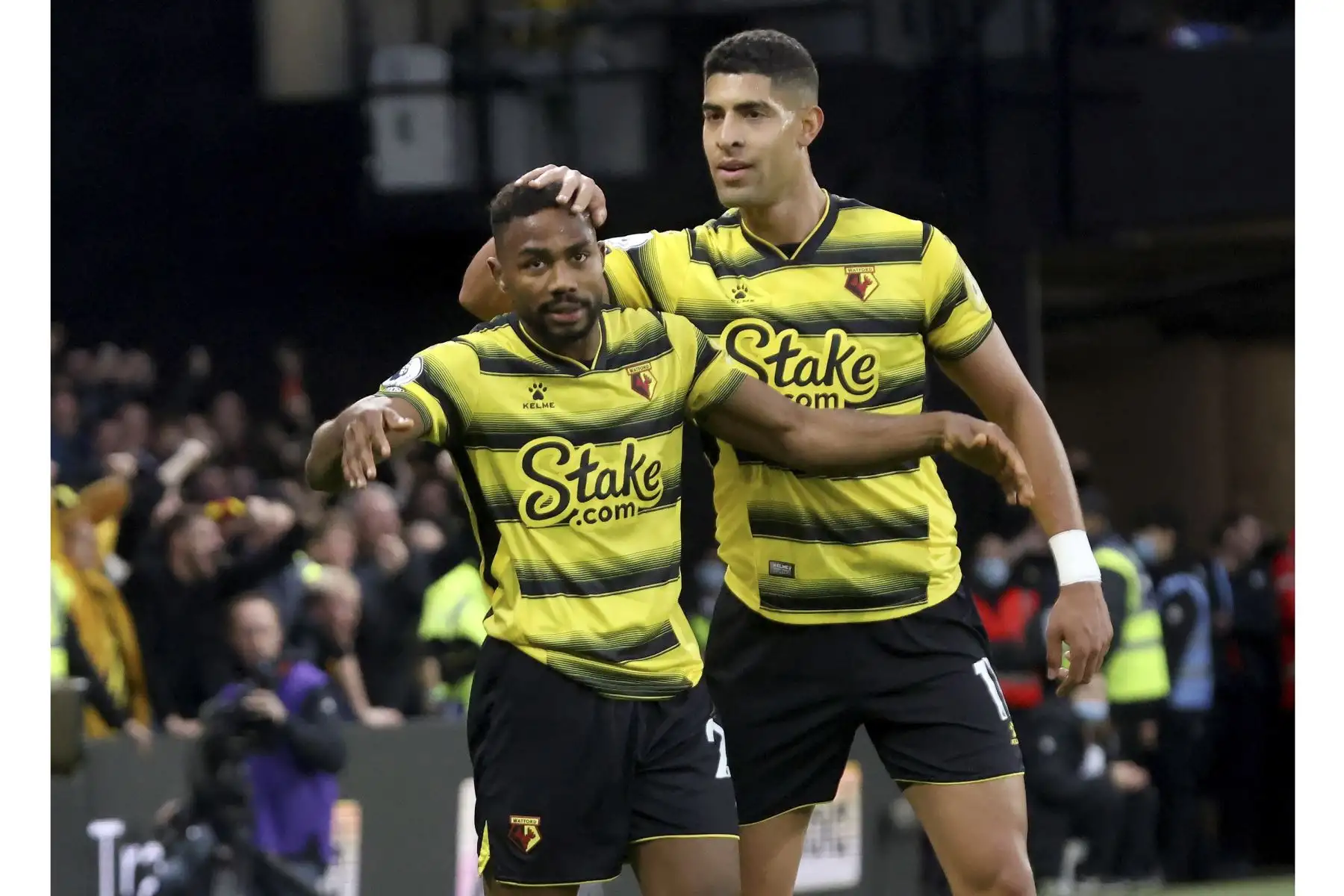 Los jugadores del Watford Emmanuel Dennis y Adam Masina celebran la ventaja de 1-0 ante el Manchester United durante el partido de la Premier League. Foto: EFE