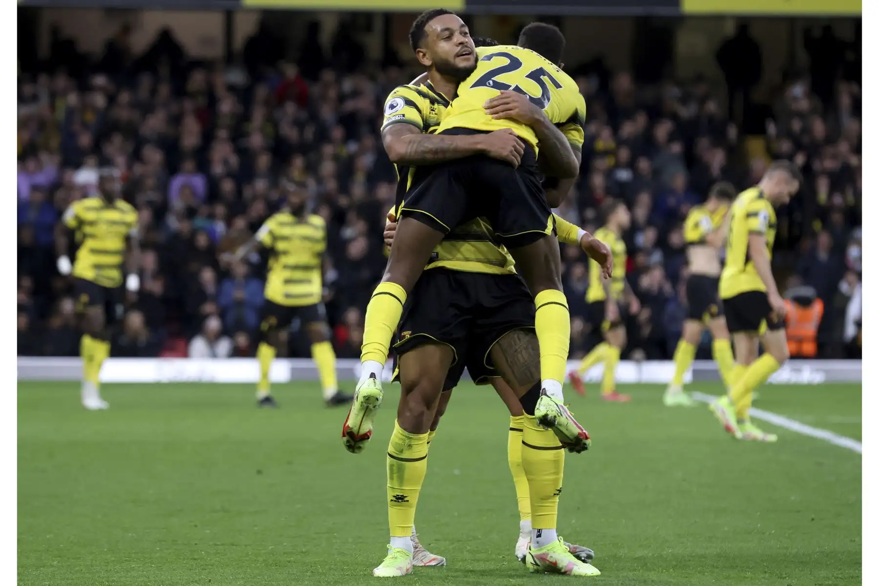 Joshua King de Watford celebra con su compañero Emmanuel Dennis tras anotar la ventaja de 1-0  ante el Manchester United durante el partido de la Premier League. Foto: EFE