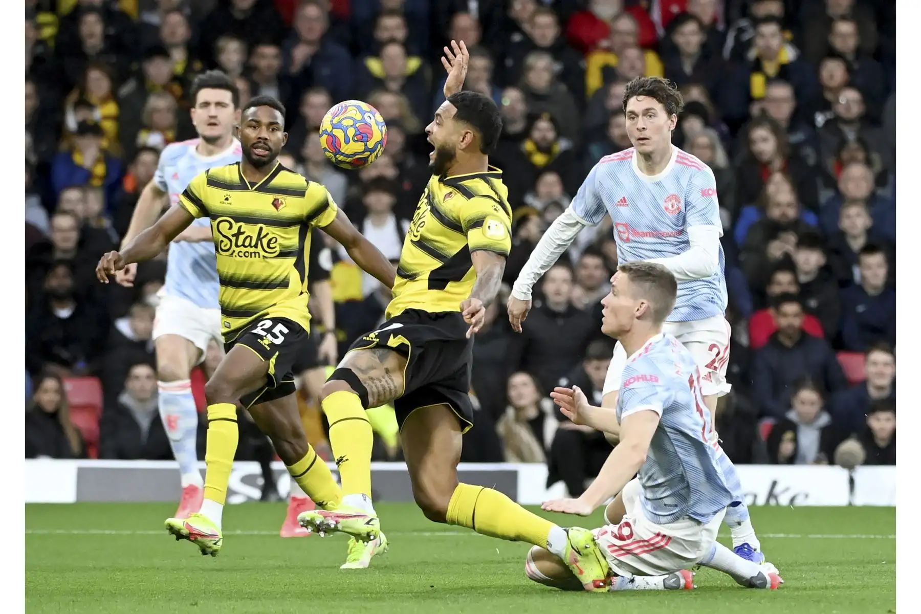 Joshua King del Watford en acción contra Scott McTominay del Manchester United durante el partido de la Premier League. Foto: EFE