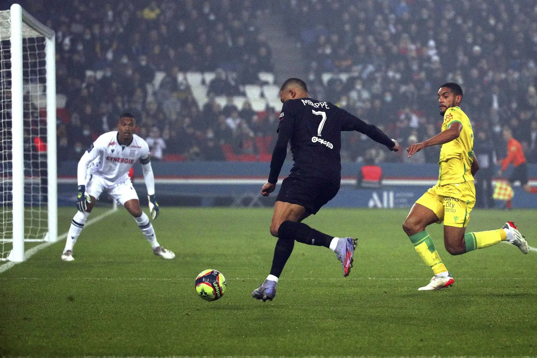Kylian Mbappé del Paris Saint-Germain en acción durante el partido de la Ligue 1 francesa. Foto: EFE