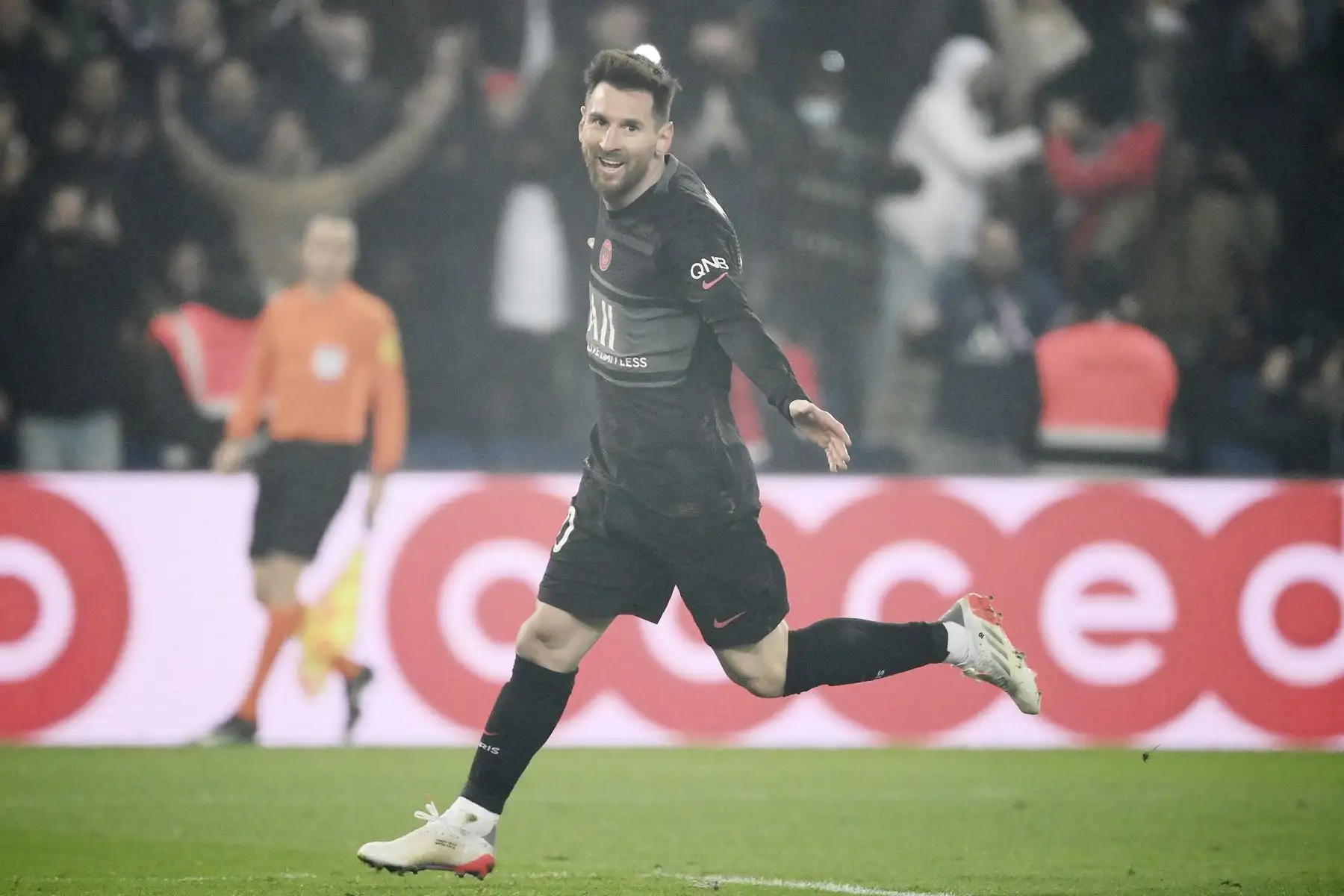 El delantero argentino del Paris Saint-Germain Lionel Messi celebra tras marcar un gol durante el partido de de la liga francesa L1. Foto: AFP