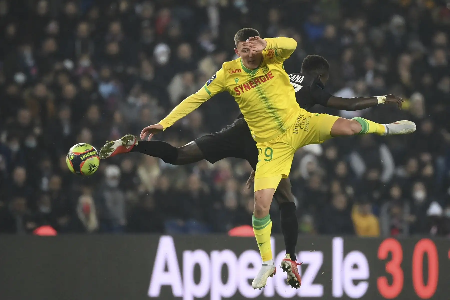 El centrocampista francés de Nantes Batista Mendy lucha por el balón con el centrocampista senegalés del Paris Saint-Germain Idrissa Gueye durante el partido de la liga francesa L1. Foto: AFP