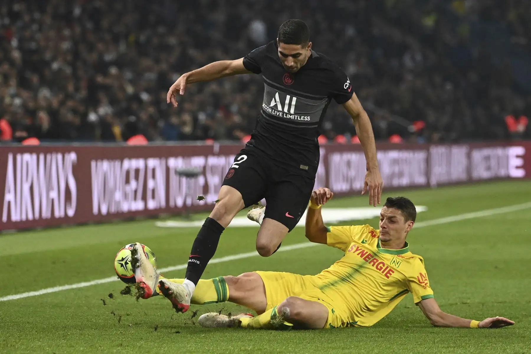 El defensa marroquí del Paris Saint-Germain Achraf Hakimi es abordado durante el partido de la liga francesa L1. Foto: AFP