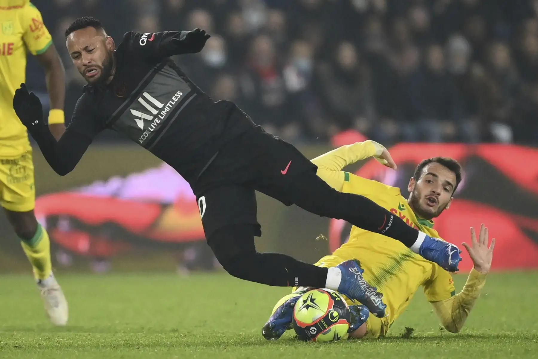 El delantero brasileño del Paris Saint-Germain, Neymar, lucha por el balón con el centrocampista español del Nantes Pedro Chirivella durante el partido de la liga francesa L1. Foto: AFP