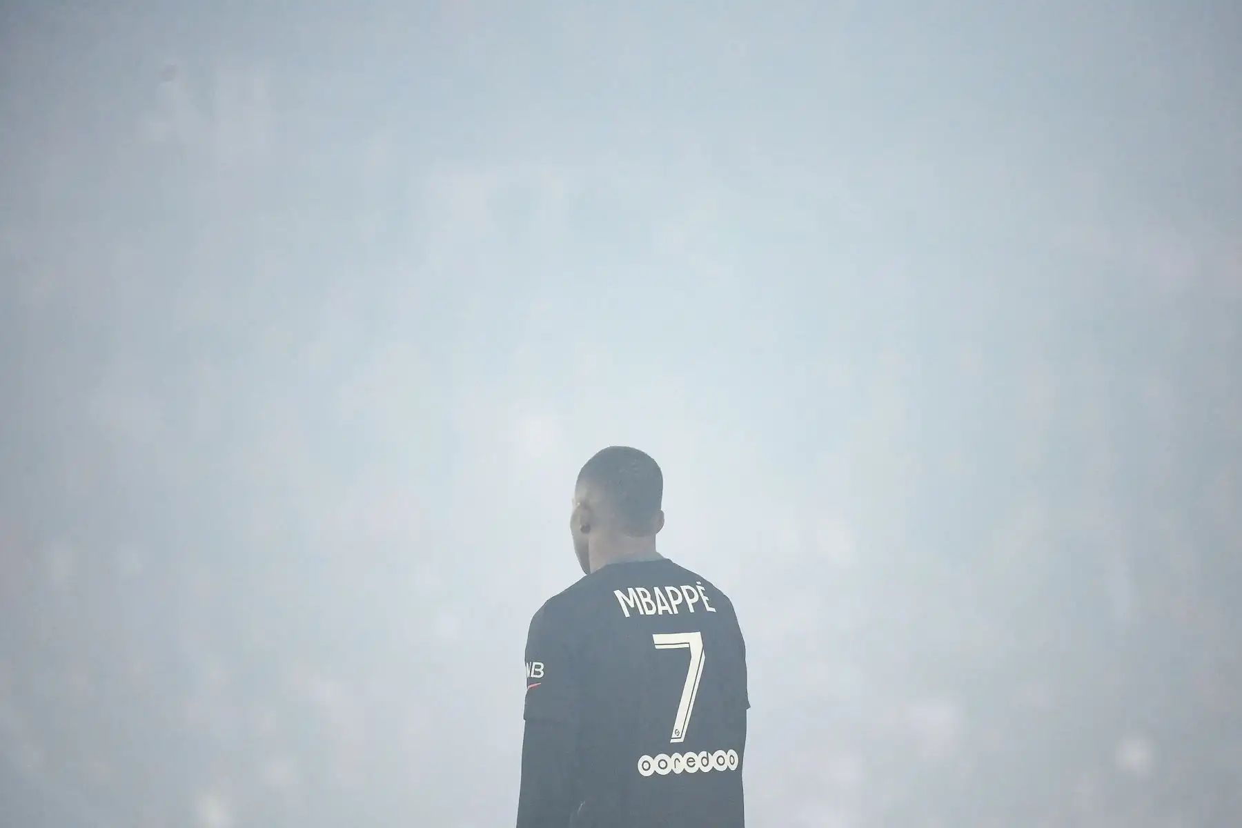 El delantero francés del Paris Saint-Germain, Kylian Mbappé, observa el juego durante el partido de la liga francesa L1. Foto: AFP