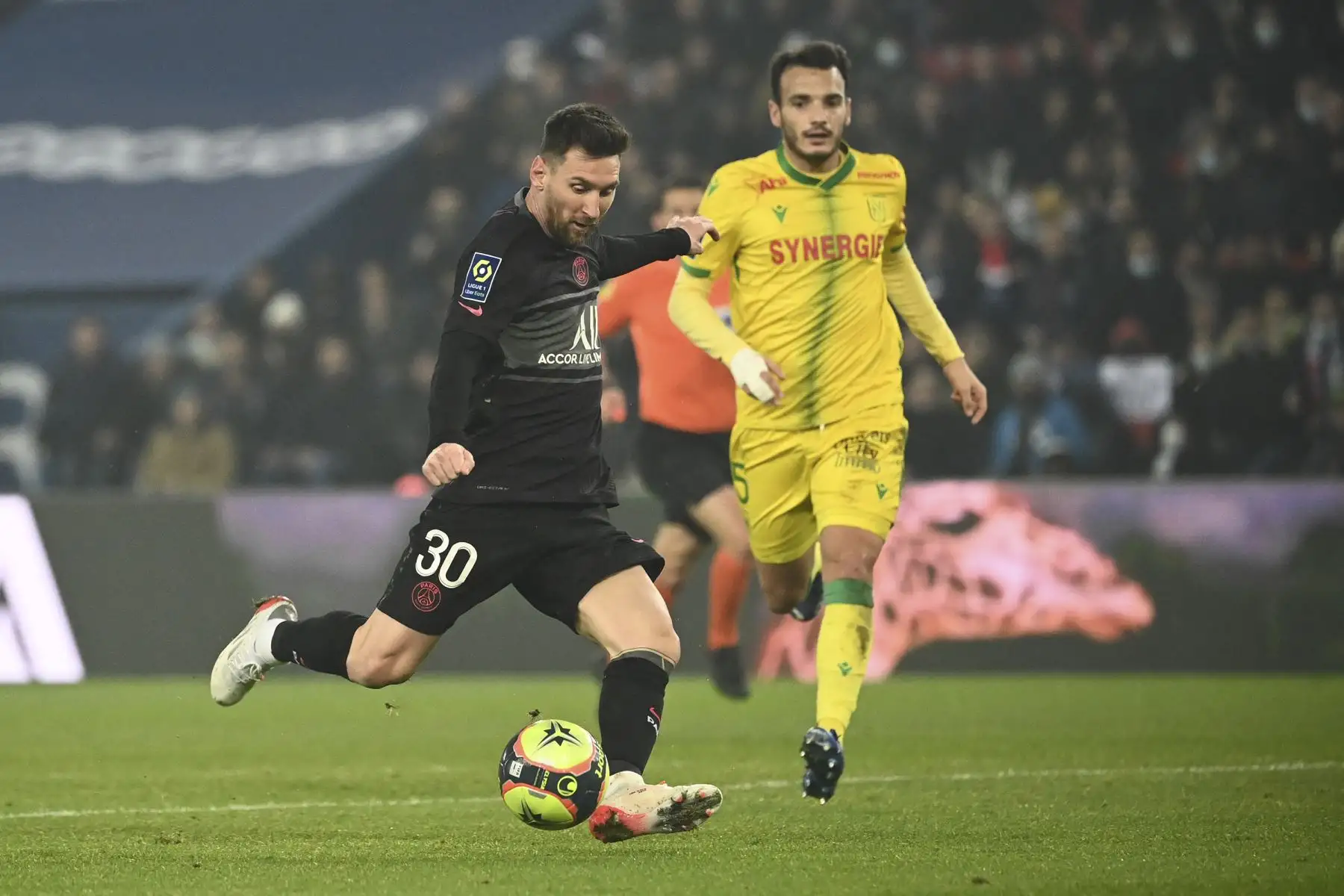 El delantero argentino del Paris Saint-Germain Lionel Messi patea el balón durante el partido de la liga francesa L1, en el estadio Parque de los Principes. Foto: AFP
