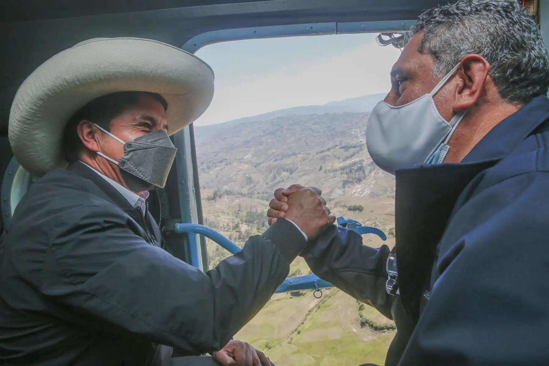 El presidente de la República, Pedro Castillo, participa en la inauguración del Proyecto Eólico Duna y Huambos, ubicado en Chota, región Cajamarca. Lo acompaña el gobernador Mesias Guevara. Foto: ANDINA/Prensa Presidencia