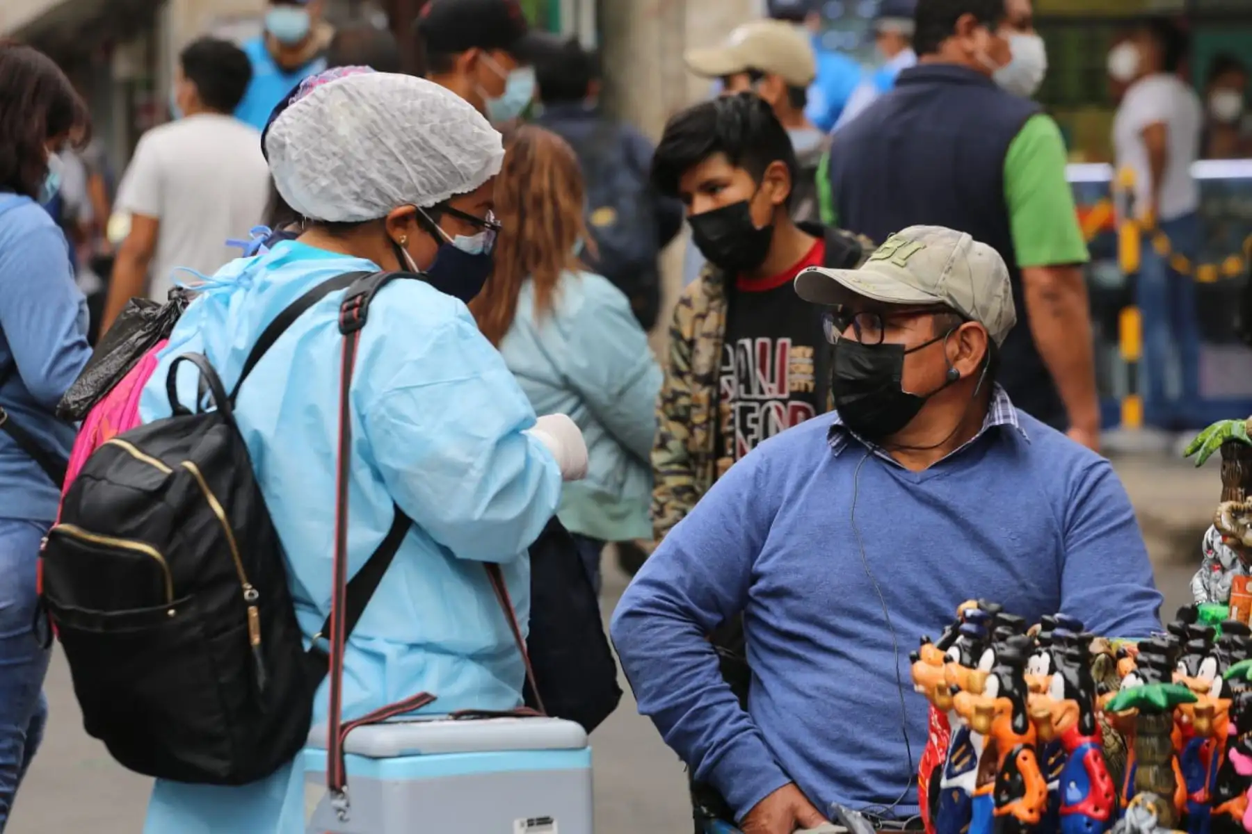 ¡Vamos a tu Encuentro! llegó a Mesa Redonda para realizar un barrido contra el covid-19. Diez brigadas recorrieron las galerías para vacunar a comerciantes y público en general. Además, se activó un punto de vacunación y toma de pruebas moleculares ante las fiestas de fin de año. Foto: Minsa.
