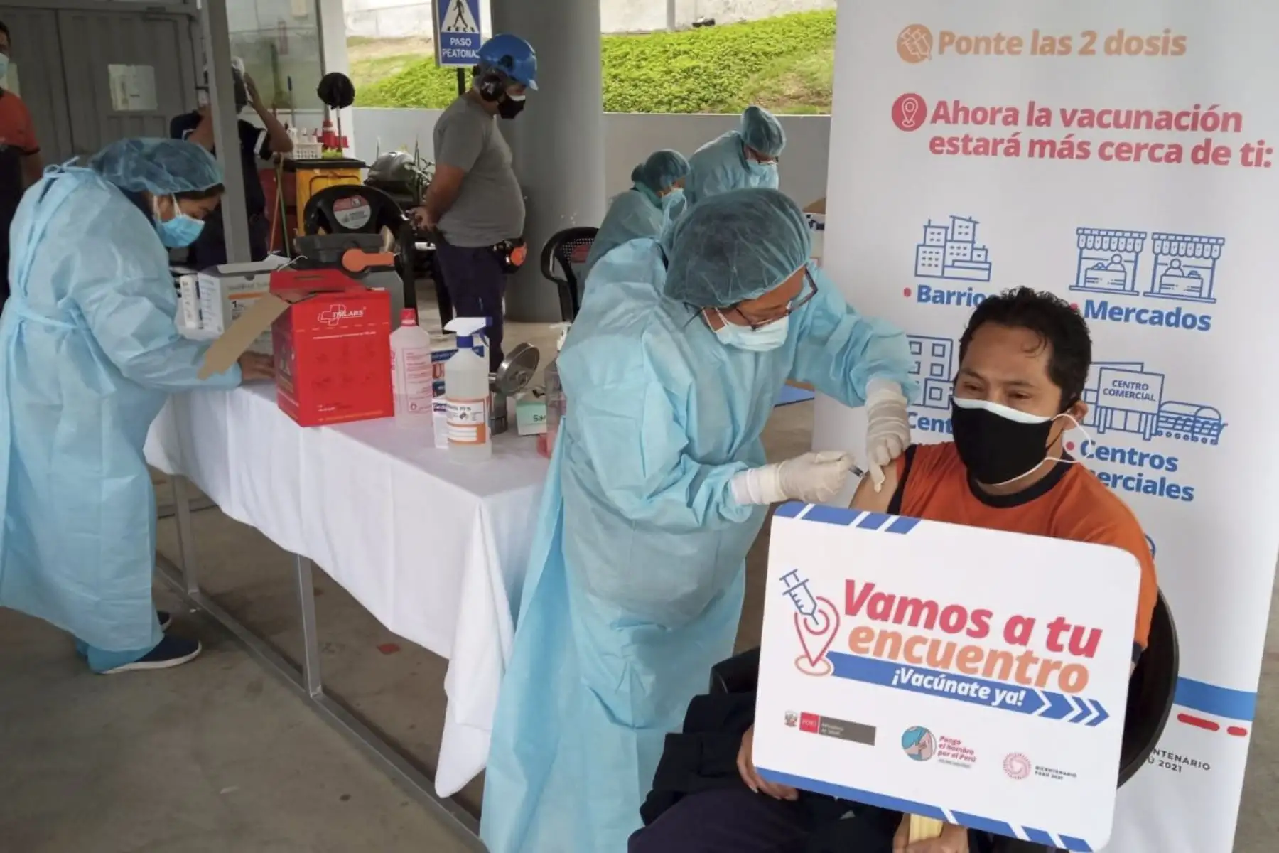 ¡Vamos a tu encuentro! también llegó a la zona industrial de Lurín para vacunar contra la covid-19 a los trabajadores de la empresa Perú Plast. Además, se aplicaron vacunas contra la influenza, hepatitis B, neumococo y otros. Foto: Minsa