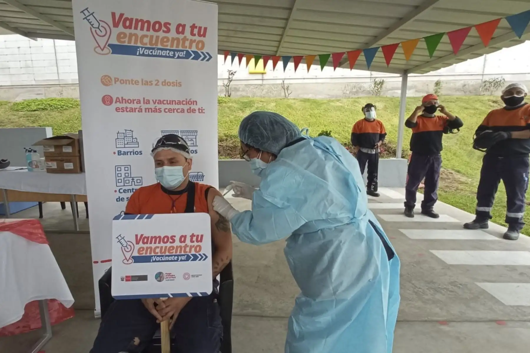 ¡Vamos a tu encuentro! también llegó a la zona industrial de Lurín para vacunar contra la covid-19 a los trabajadores de la empresa Perú Plast. Además, se aplicaron vacunas contra la influenza, hepatitis B, neumococo y otros. Foto: Minsa