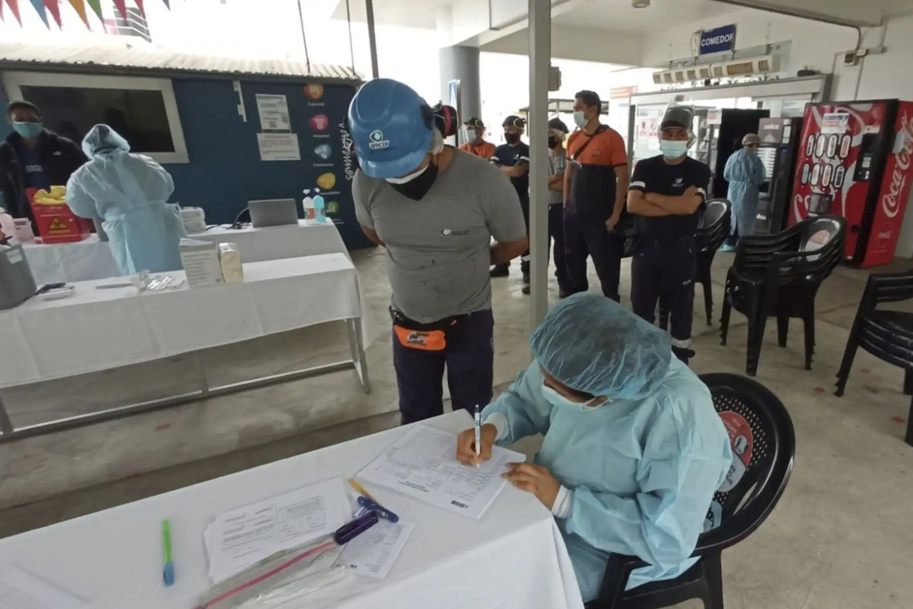¡Vamos a tu encuentro! también llegó a la zona industrial de Lurín para vacunar contra la covid-19 a los trabajadores de la empresa Perú Plast. Además, se aplicaron vacunas contra la influenza, hepatitis B, neumococo y otros. Foto: Minsa