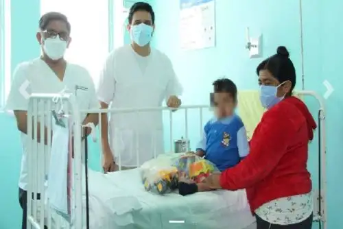 El intensivista detalló que durante el tratamiento, el niño no requirió de ventilación mecánica, solo necesitó cánula de alto flujo.