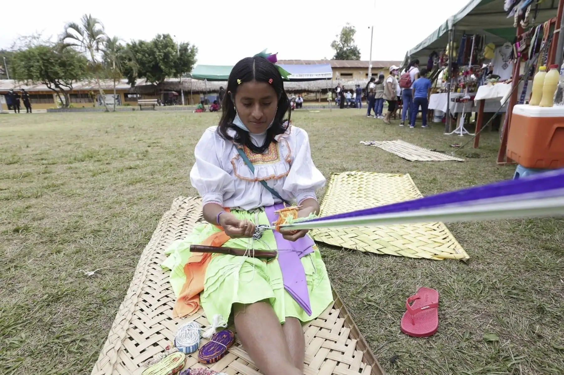 La viceministra de Patrimonio Cultural e Industrias Culturales, Sonaly Tuesta, llegó a El Wayku, en la provincia de Lamas, región San Martín, para hacer entrega de la resolución viceministerial que  declara  Patrimonio Cultural de la Nación a los conocimientos, saberes y prácticas del pueblo Kicha de Lamas asociados a la producción de cerámica. Foto: Mincul