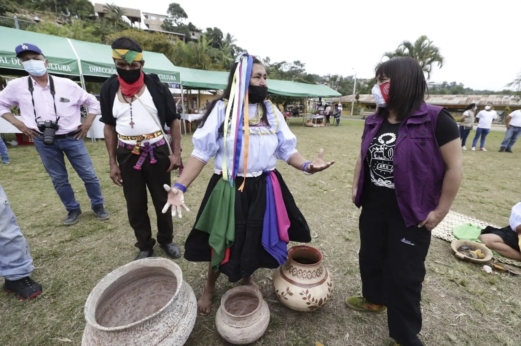 La viceministra de Patrimonio Cultural e Industrias Culturales, Sonaly Tuesta, llegó a El Wayku, en la provincia de Lamas, región San Martín, para hacer entrega de la resolución viceministerial que  declara  Patrimonio Cultural de la Nación a los conocimientos, saberes y prácticas del pueblo Kicha de Lamas asociados a la producción de cerámica. Foto: Mincul