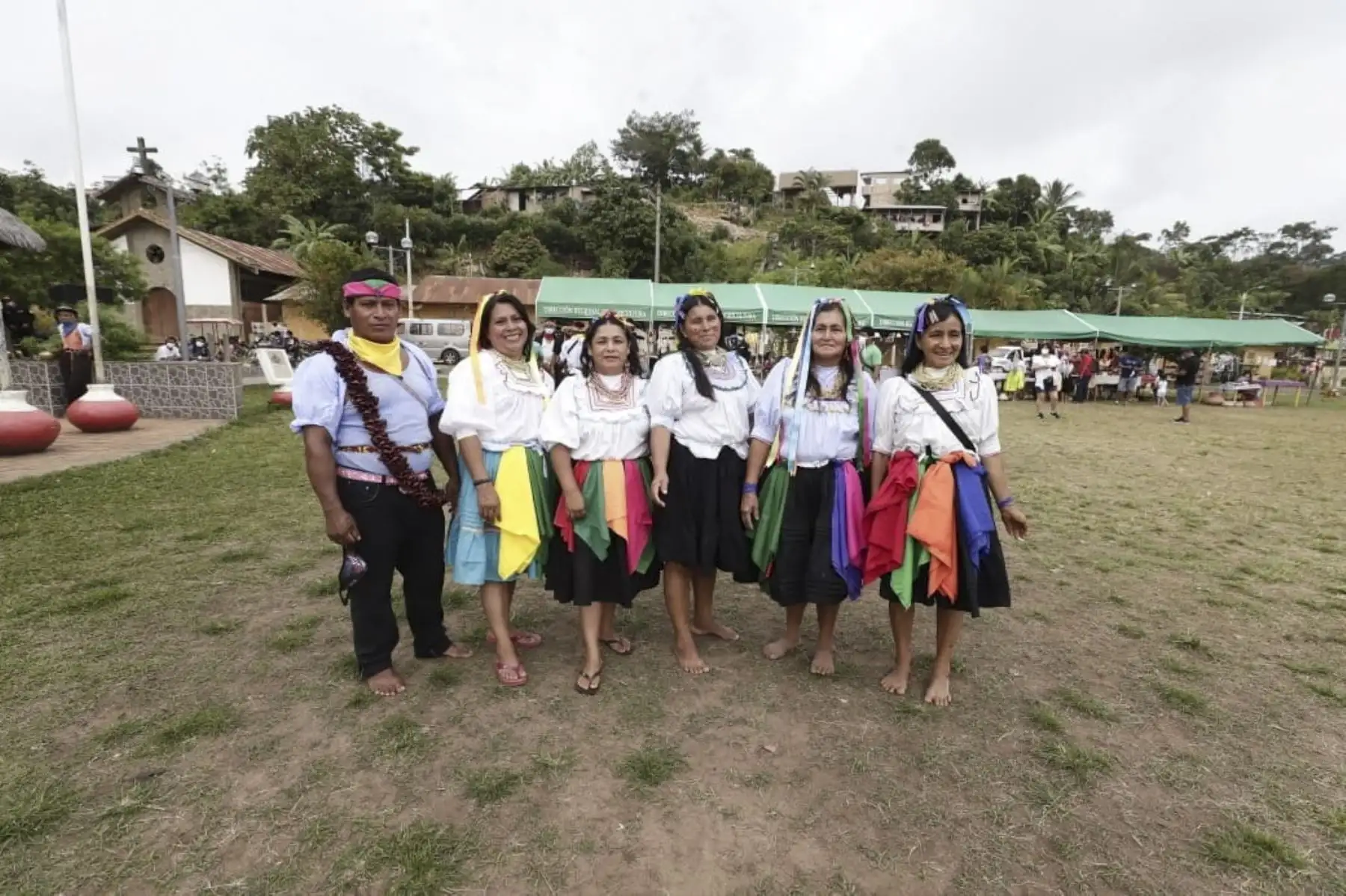 La viceministra de Patrimonio Cultural e Industrias Culturales, Sonaly Tuesta, llegó a El Wayku, en la provincia de Lamas, región San Martín, para hacer entrega de la resolución viceministerial que  declara  Patrimonio Cultural de la Nación a los conocimientos, saberes y prácticas del pueblo Kicha de Lamas asociados a la producción de cerámica. Foto: Mincul
