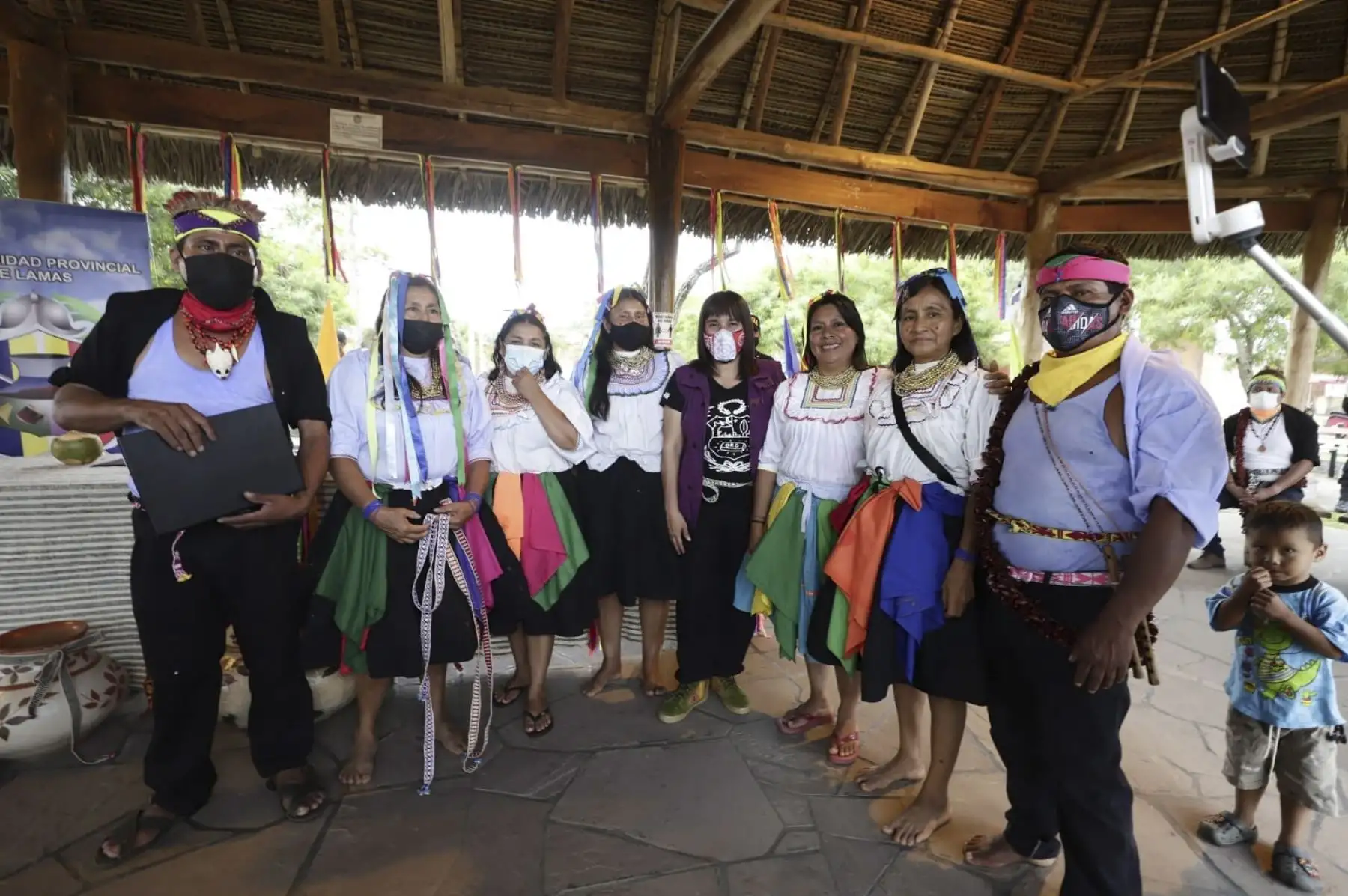 La viceministra de Patrimonio Cultural e Industrias Culturales, Sonaly Tuesta, llegó a El Wayku, en la provincia de Lamas, región San Martín, para hacer entrega de la resolución viceministerial que  declara  Patrimonio Cultural de la Nación a los conocimientos, saberes y prácticas del pueblo Kicha de Lamas asociados a la producción de cerámica. Foto: Mincul