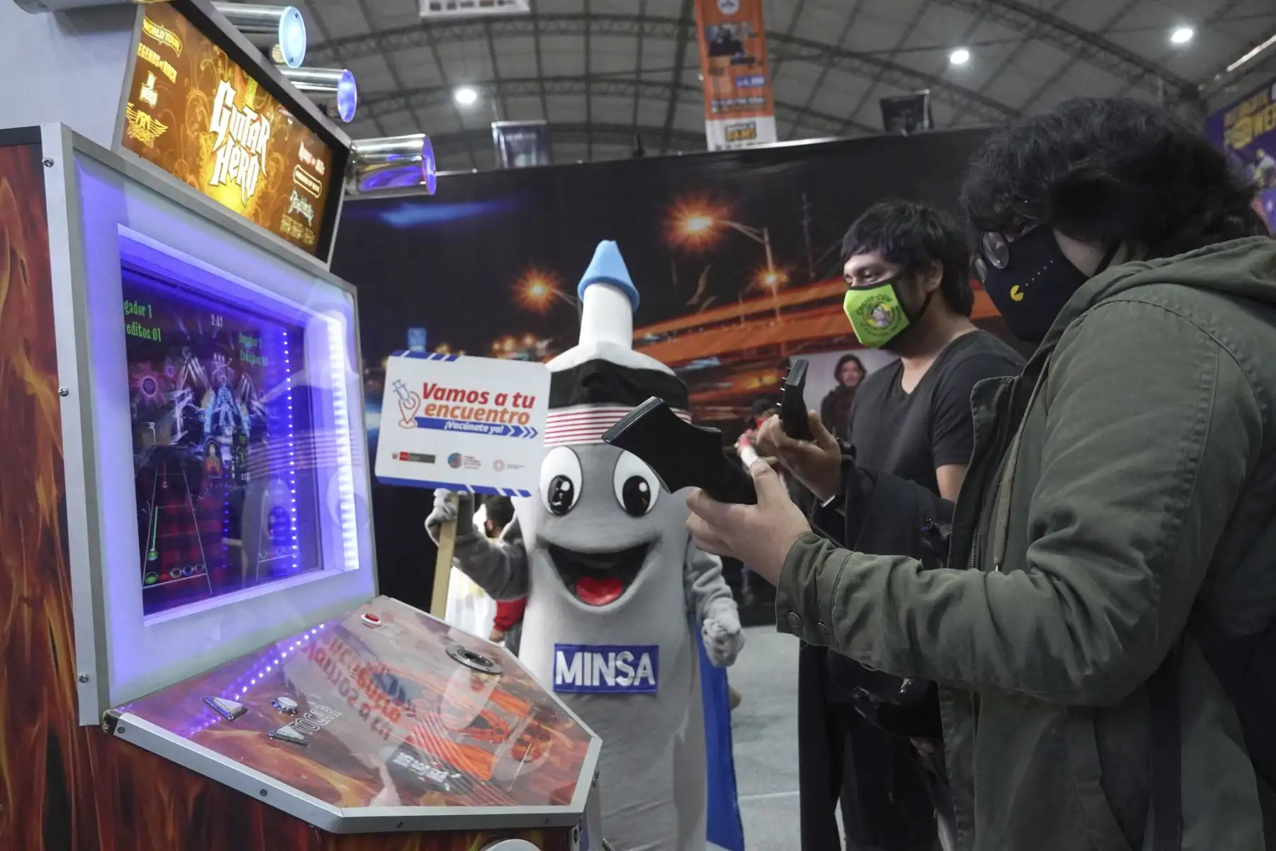 Todos los asistentes de la Comic Convention en el Jockey Plaza pueden vacunarse y realizarse pruebas de descarte de la covid-19. Acude hoy y mañana desde las 2pm hasta las 9pm. Foto: Minsa
