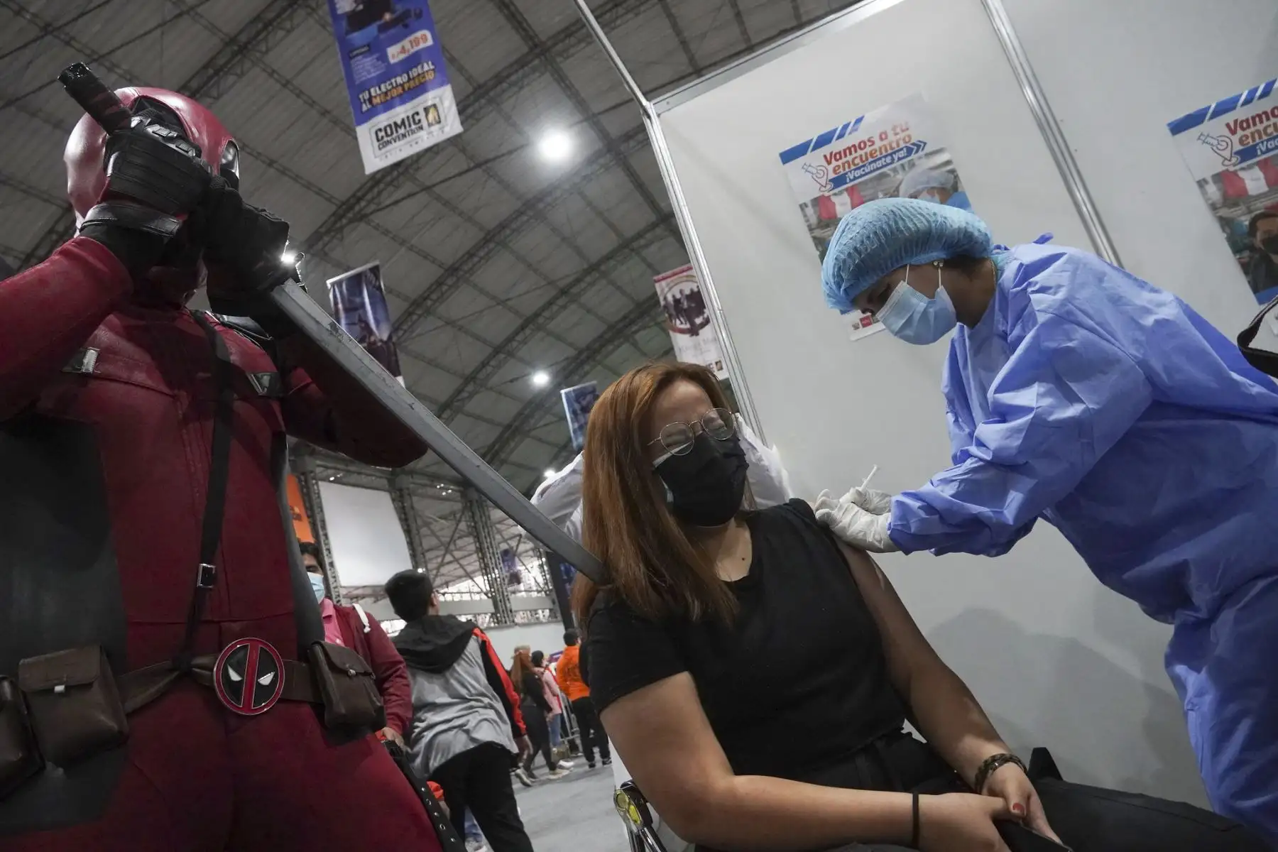 Todos los asistentes de la Comic Convention en el Jockey Plaza pueden vacunarse y realizarse pruebas de descarte de la covid-19. Acude hoy y mañana desde las 2pm hasta las 9pm. Foto: Minsa