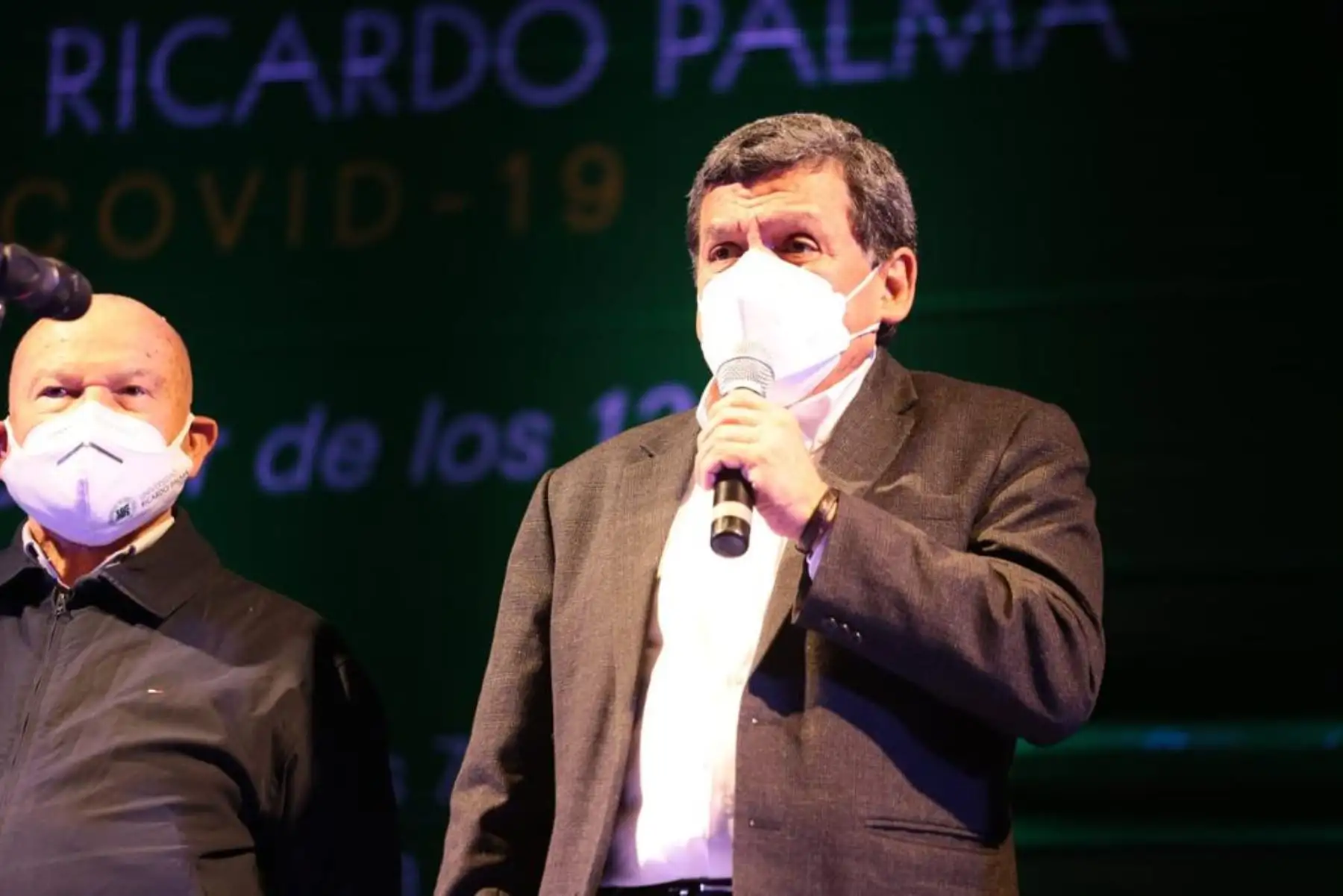 El ministro de Salud, Hernando Cevallos, inauguró el Vacuna Fest con la vacunación de la dosis de refuerzo del rector y vicerrector de la Universidad Ricardo Palma. Foto: Minsa