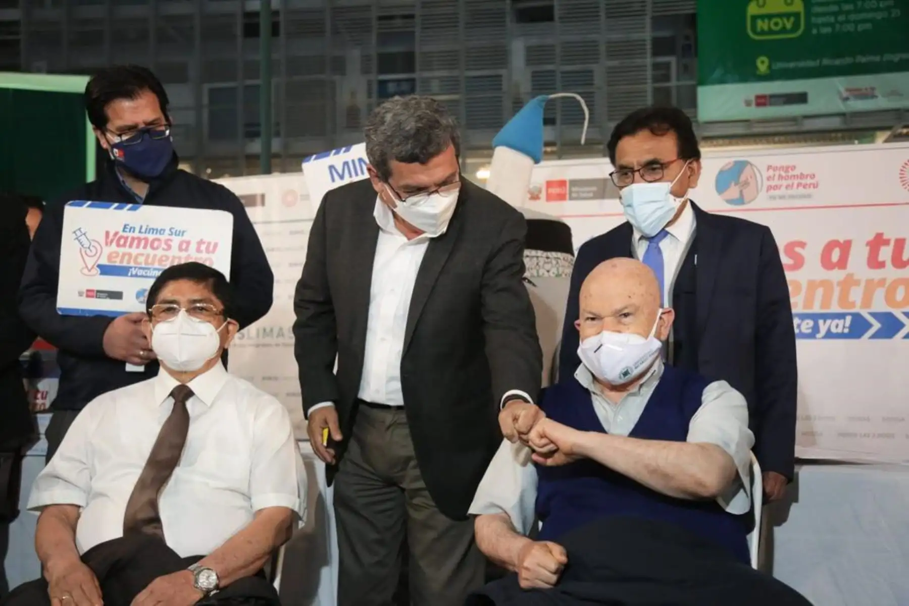El ministro de Salud, Hernando Cevallos, inauguró el Vacuna Fest con la vacunación de la dosis de refuerzo del rector y vicerrector de la Universidad Ricardo Palma. Foto: Minsa