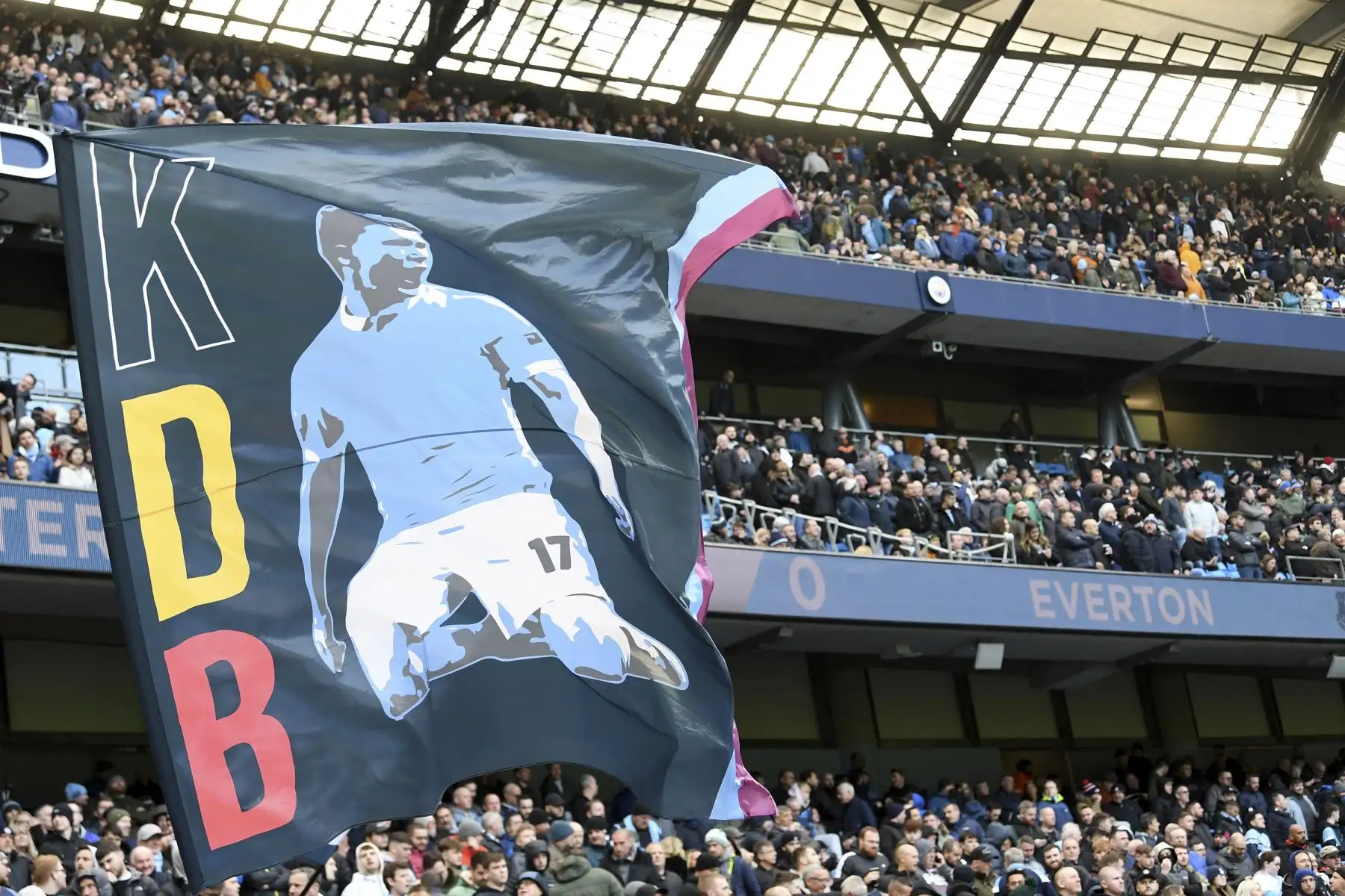 Una enorme bandera del mediocampista belga del Manchester City Kevin De Bruyne se agita antes del partido de la Premier League. Foto: AFP