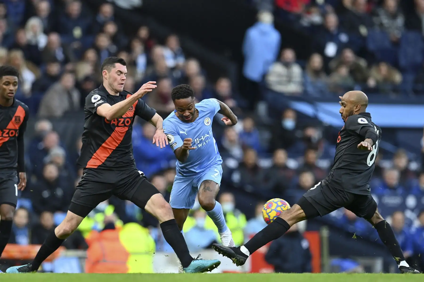 El centrocampista inglés del Manchester City Raheem Sterling compite con el centrocampista inglés Fabian Delph y el defensor Michael Keane del Everton  durante el partido de la Premier League. Foto: AFP
