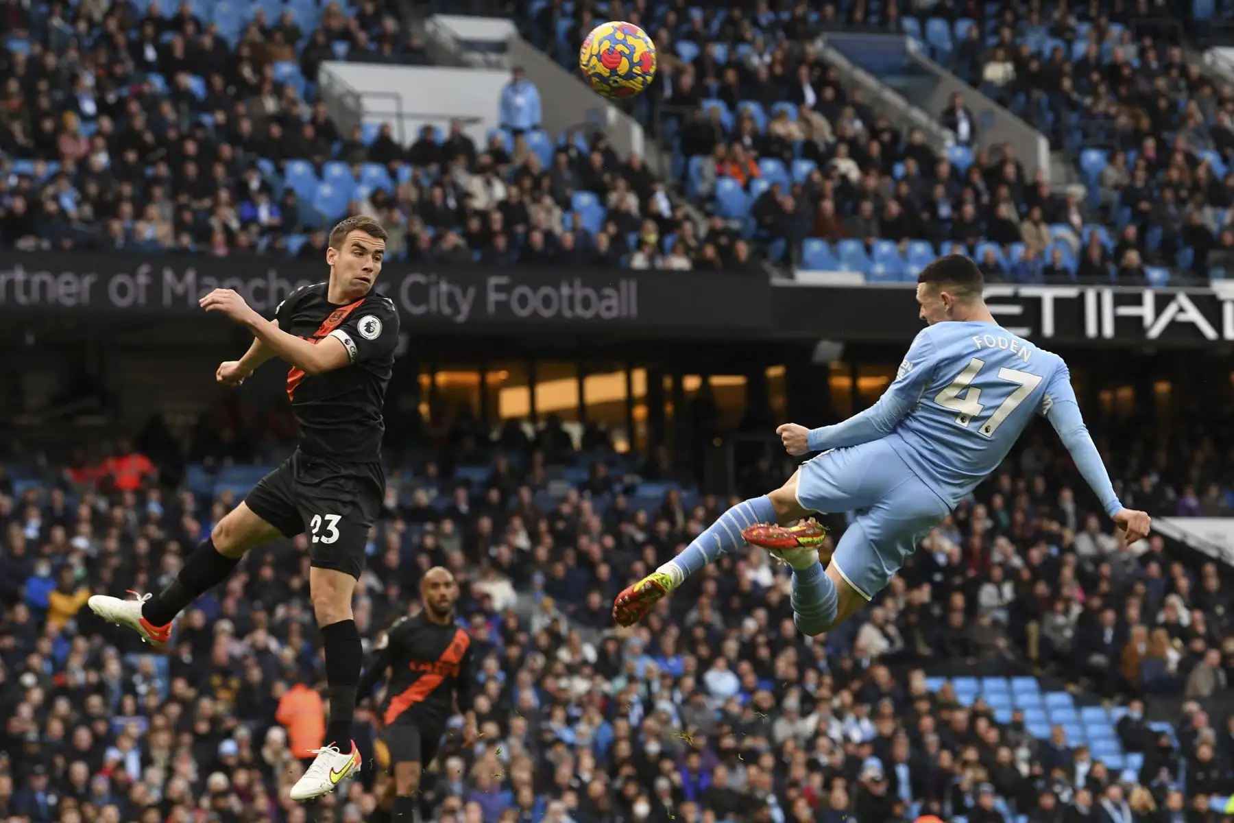 El centrocampista inglés del Manchester City, Phil Foden, cabecea el balón mientras el defensor irlandés del Everton, Seamus Coleman, defiende el ataque durante el partido de la Premier League. Foto: AFP