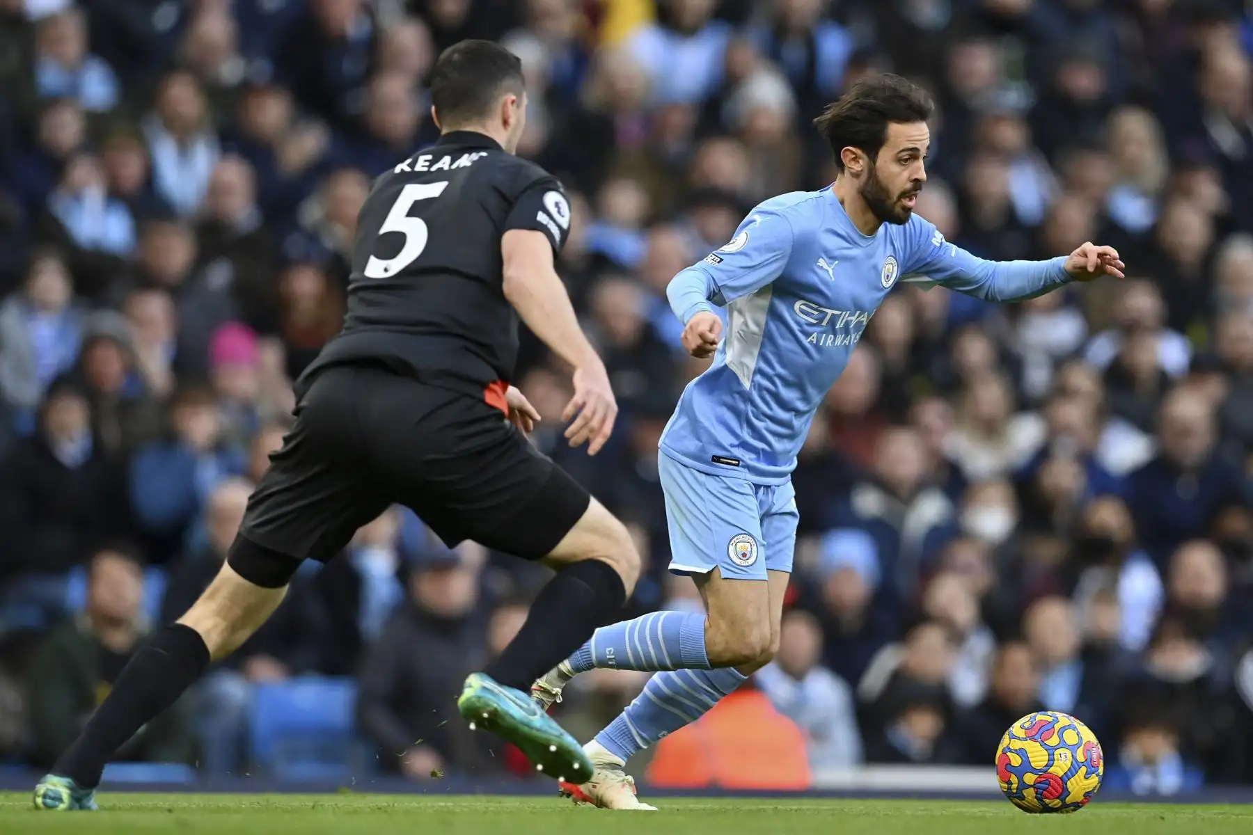 El centrocampista portugués del Manchester City Bernardo Silva compite con el defensor inglés del Everton Michael Keane durante el partido de la Premier League. Foto: AFP