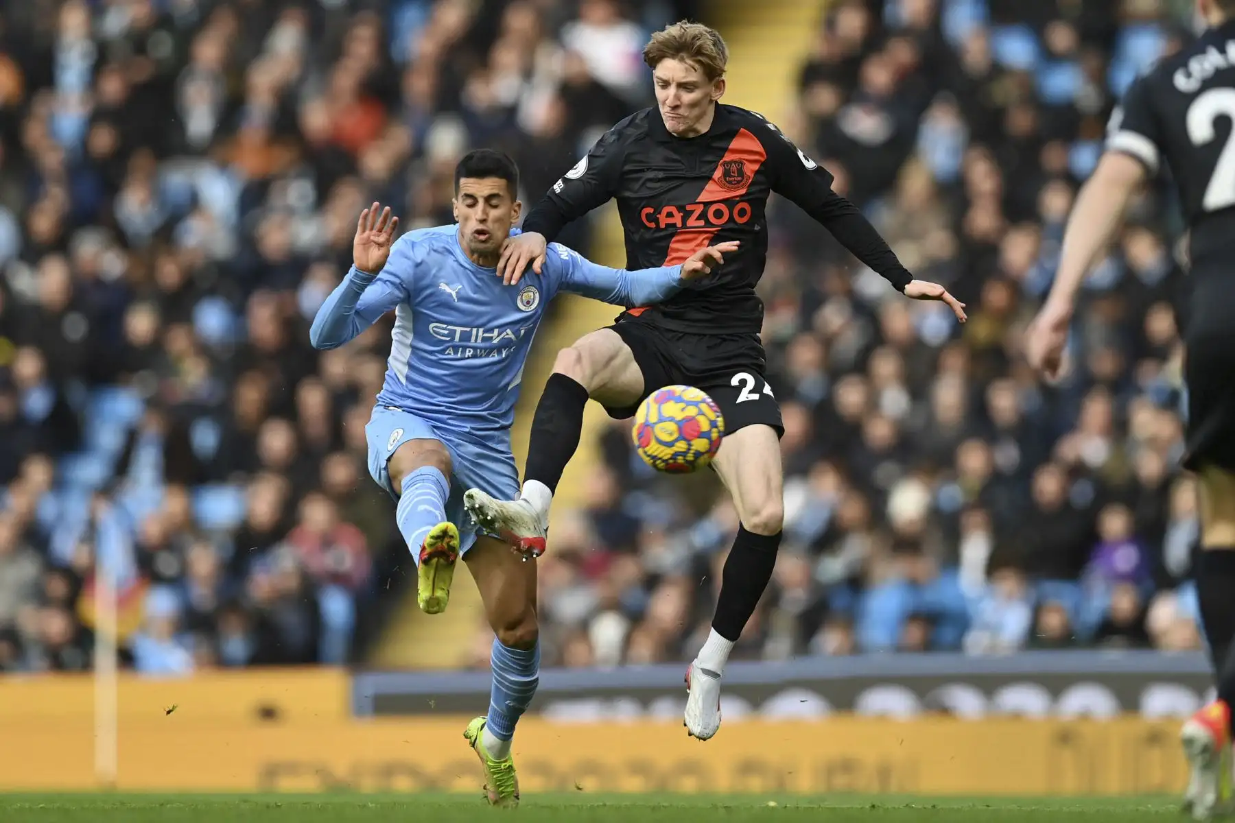 El defensor portugués del Manchester City, Joao Cancelo, compite con el delantero inglés del Everton, Anthony Gordon, durante el partido de la Premier League. Foto: AFP