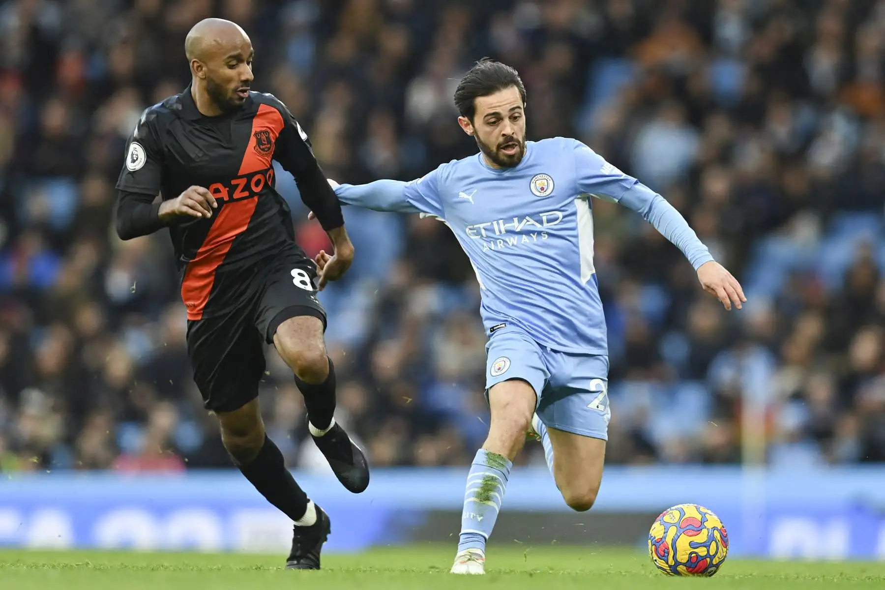 El centrocampista inglés del Everton, Fabian Delph compite con el mediocampista portugués del Manchester City, Bernardo Silva, durante el partido de la Premier League. Foto: AFP