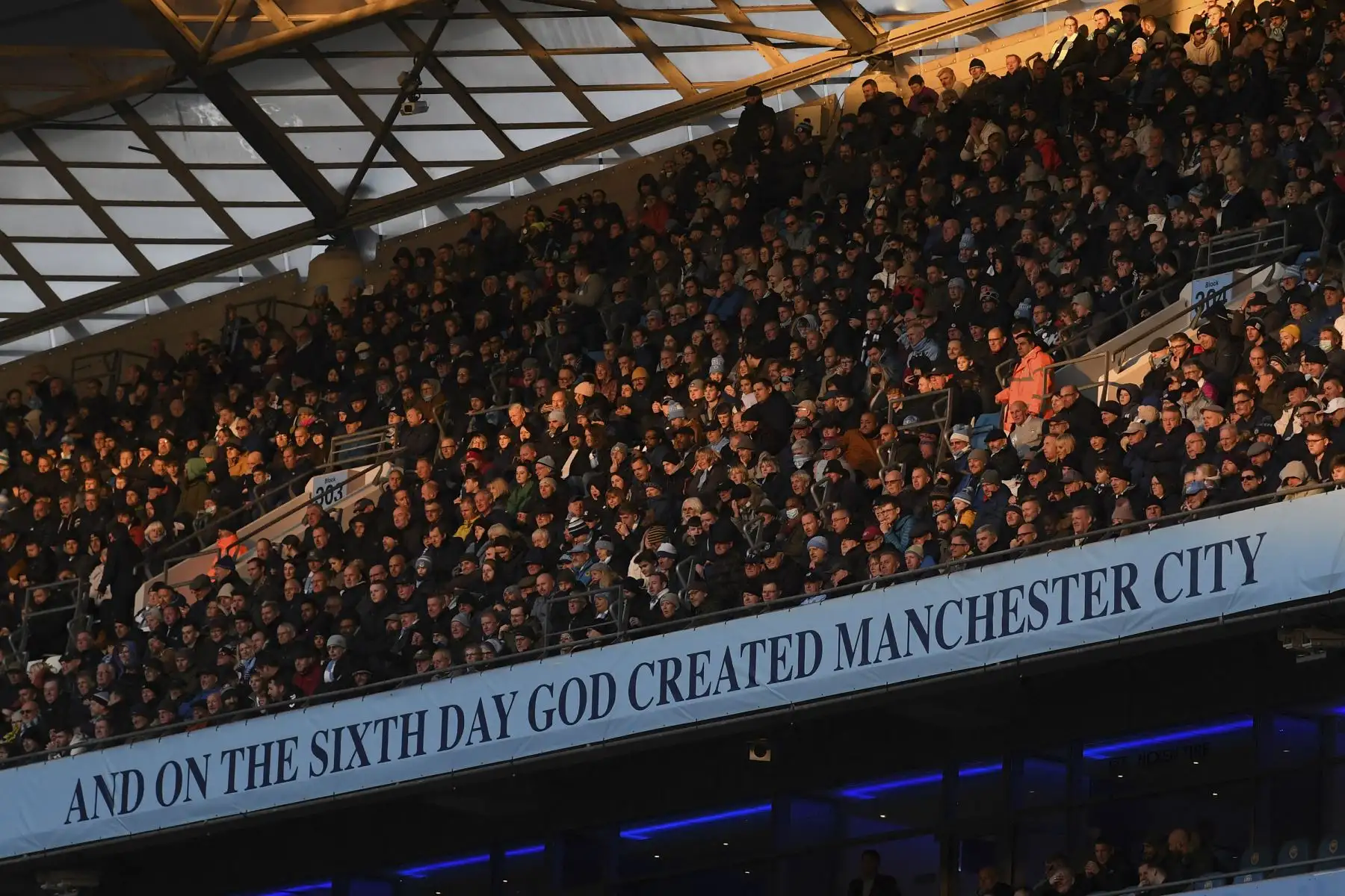 Los hinchas observan el partido entre el Manchester City y el Everton bajo el sol de invierno, en el Etihad Stadium de Manchester. Foto: AFP