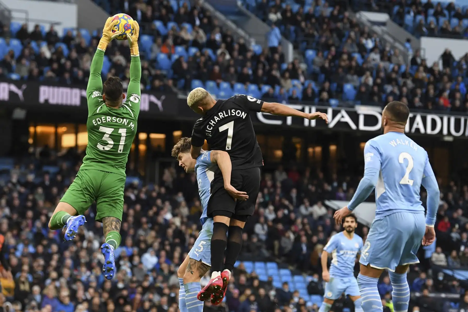 El portero brasileño del Manchester City Ederson atrapa el balón durante el partido de la Premier League. Foto: AFP
