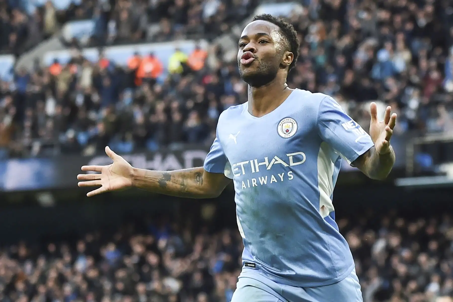 Raheem Sterling del Manchester City celebra tras anotar la ventaja de 1-0 ante el Everton durante partido de la Premier League. Foto: EFE