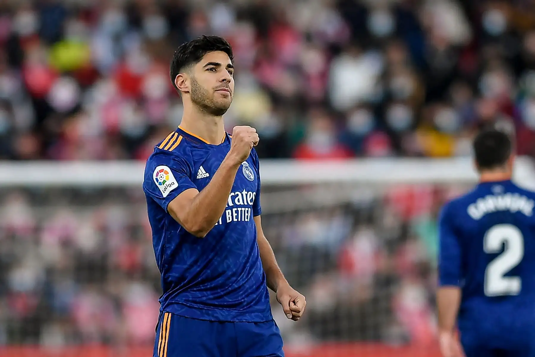 El centrocampista español del Real Madrid Marco Asensio celebra tras anotar el primer gol de su equipo durante el partido de la Liga española. Foto: AFP