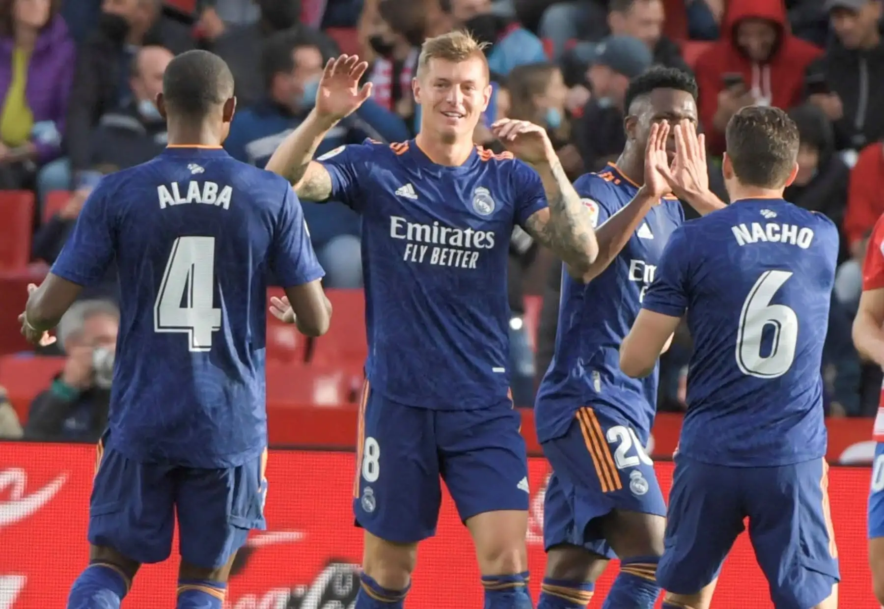 El centrocampista alemán del Real Madrid,Toni Kroos y su compañero Nacho Fernández Iglesias, celebran tras anotar el segundo gol durante el partido de la jornada 14 de LaLiga. Foto: EFE