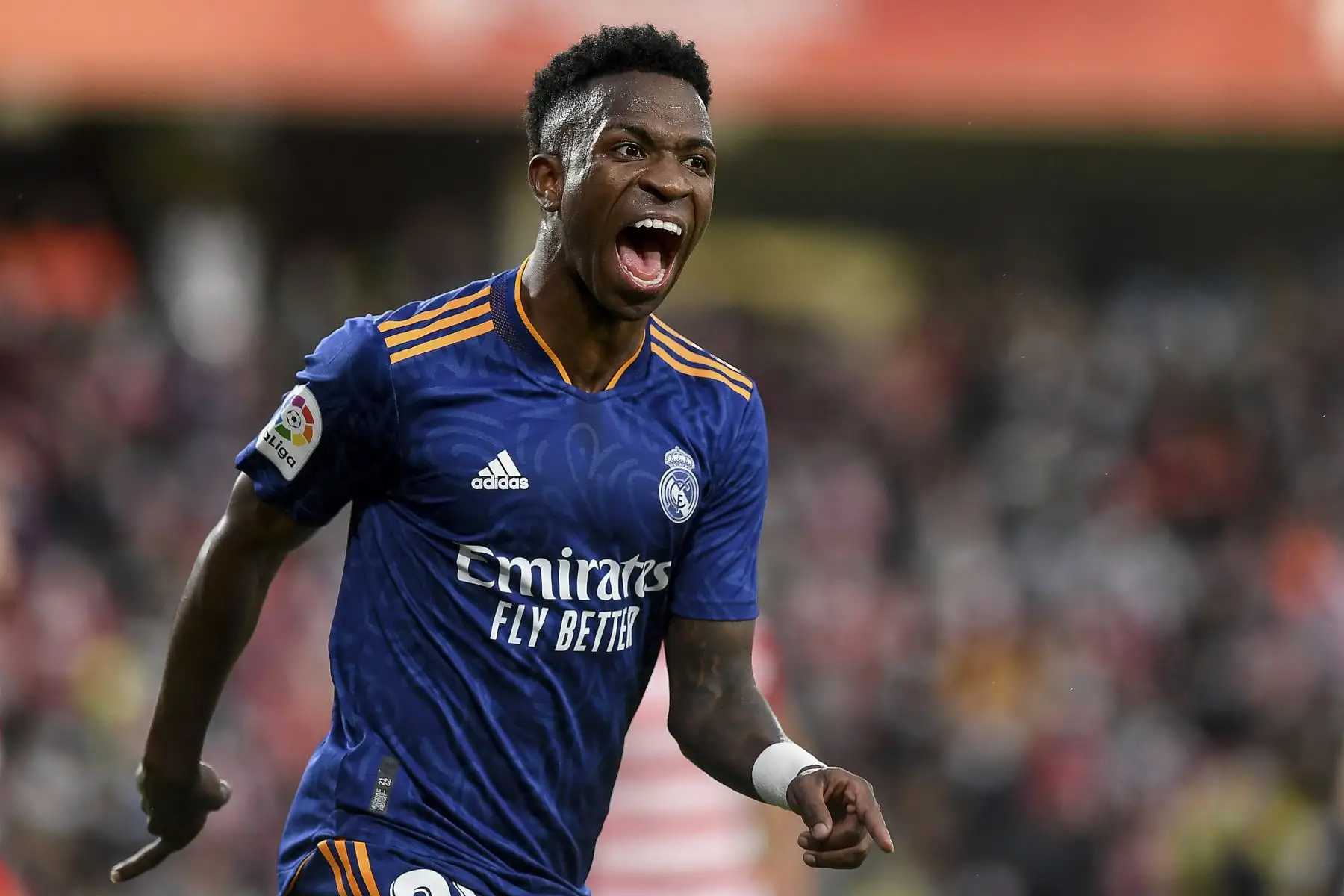 El delantero brasileño del Real Madrid Vinicius Junior celebra tras anotar el tercer gol de su equipo durante el partido de la Liga española. Foto: AFP