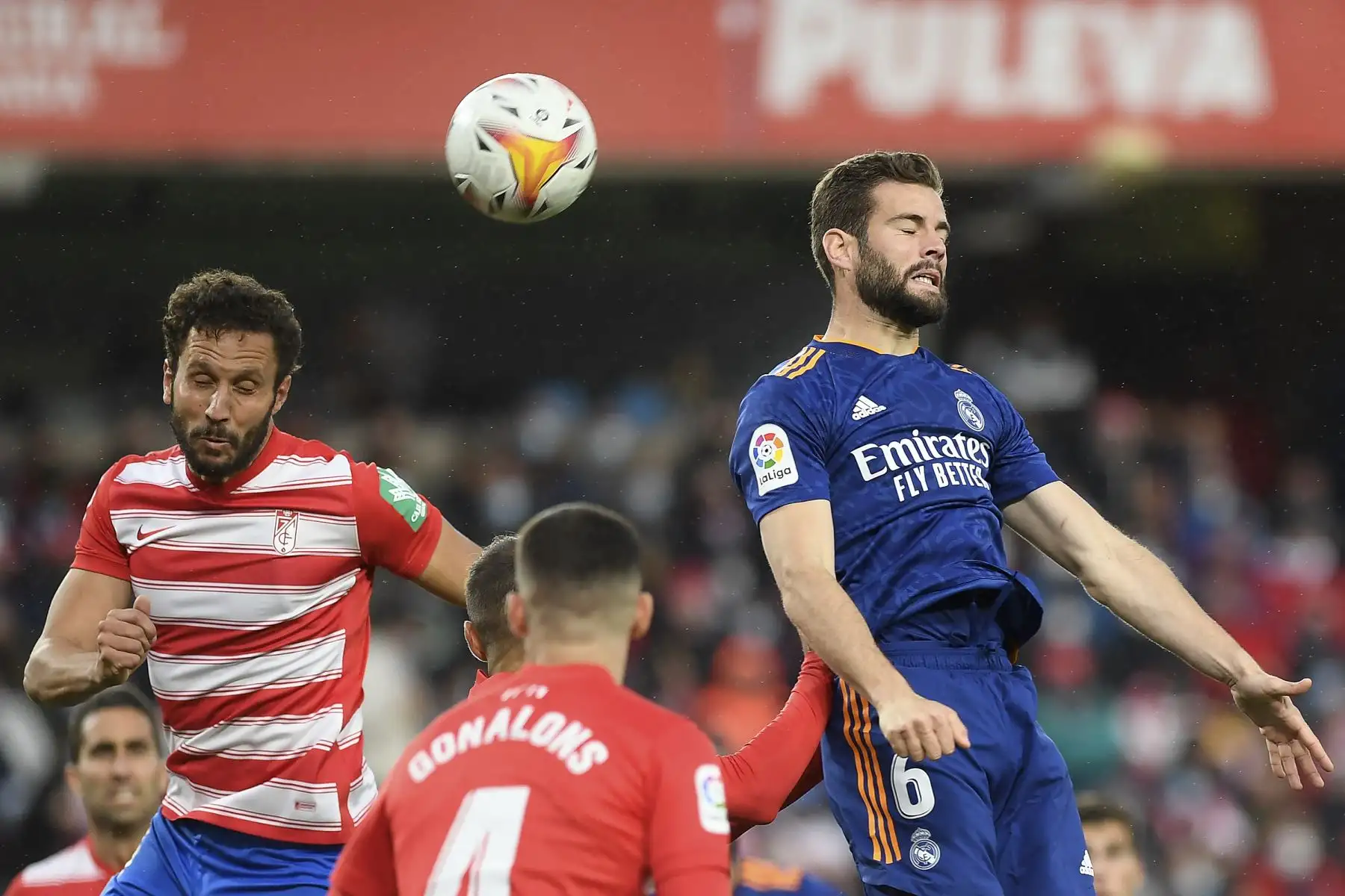 El defensor español del Real Madrid, Nacho Fernández, cabecea el balón durante el partido de la Liga española. Foto: AFP