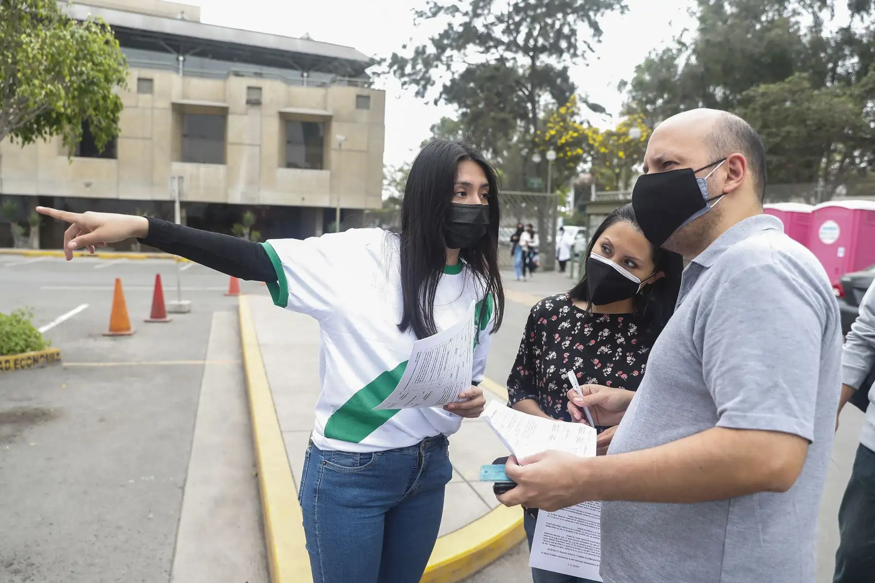 Esta iniciativa, que nace de la estrategia “Vamos a tu encuentro, ¡vacúnate ya!”, se viene aplicando en Lima y regiones, tal como ocurrió en la Universidad Nacional de Trujillo y la Universidad Nacional Mayor de San Marcos donde se logró vacunar a cerca de 1,000 estudiantes. Foto: ANDINA/Renato Pajuelo