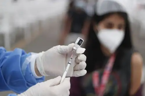 La aplicación de la dosis de refuerzo a las personas de 18 años a más empezará el 26 de noviembre. Foto: ANDINA/Renato Pajuelo