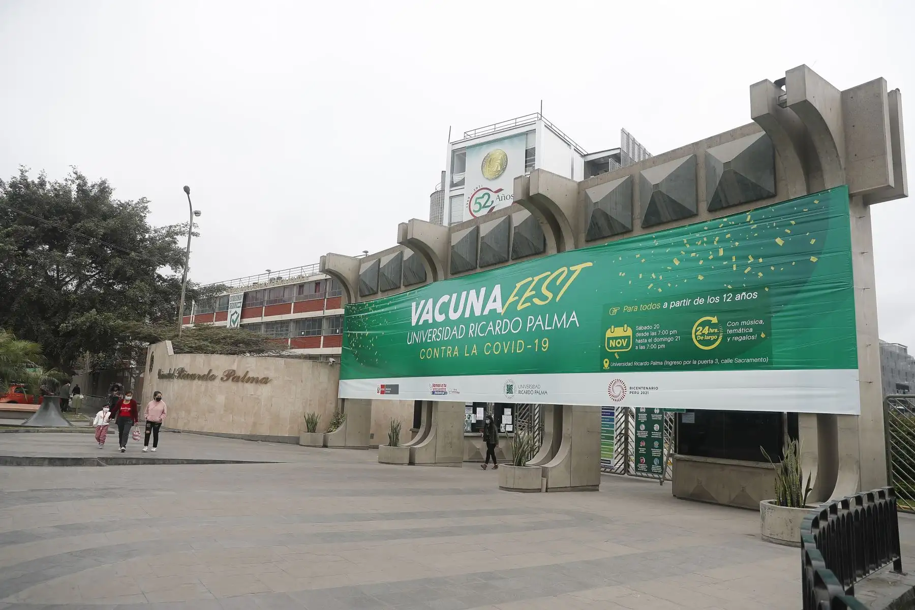 Esta iniciativa, que nace de la estrategia “Vamos a tu encuentro, ¡vacúnate ya!”, se viene aplicando en Lima y regiones, tal como ocurrió en la Universidad Nacional de Trujillo y la Universidad Nacional Mayor de San Marcos donde se logró vacunar a cerca de 1,000 estudiantes. Foto: ANDINA/Renato Pajuelo