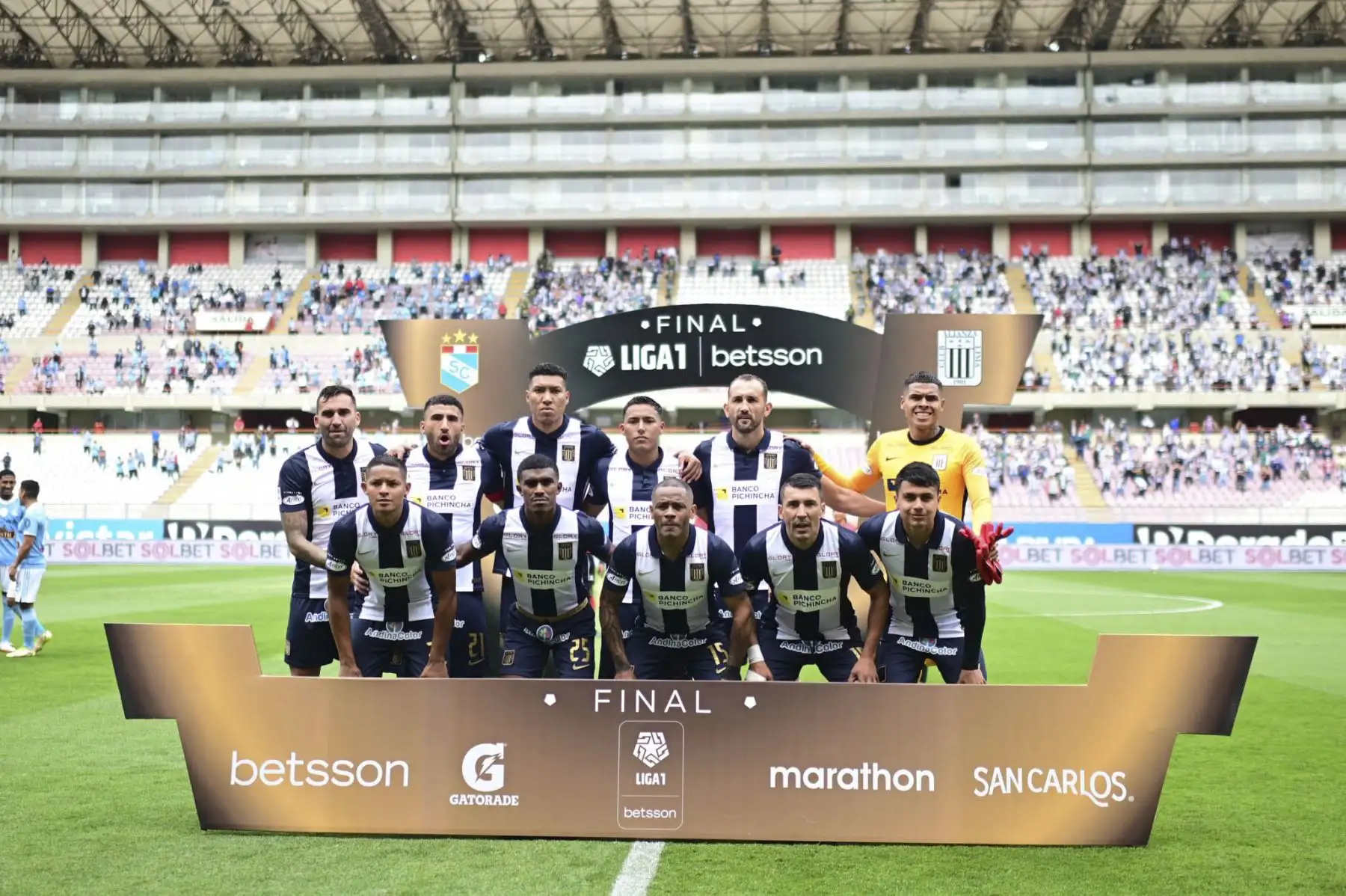 Alianza Lima y Sporting Cristal se enfrentan por la primera final de la Liga 1. Foto: FPF