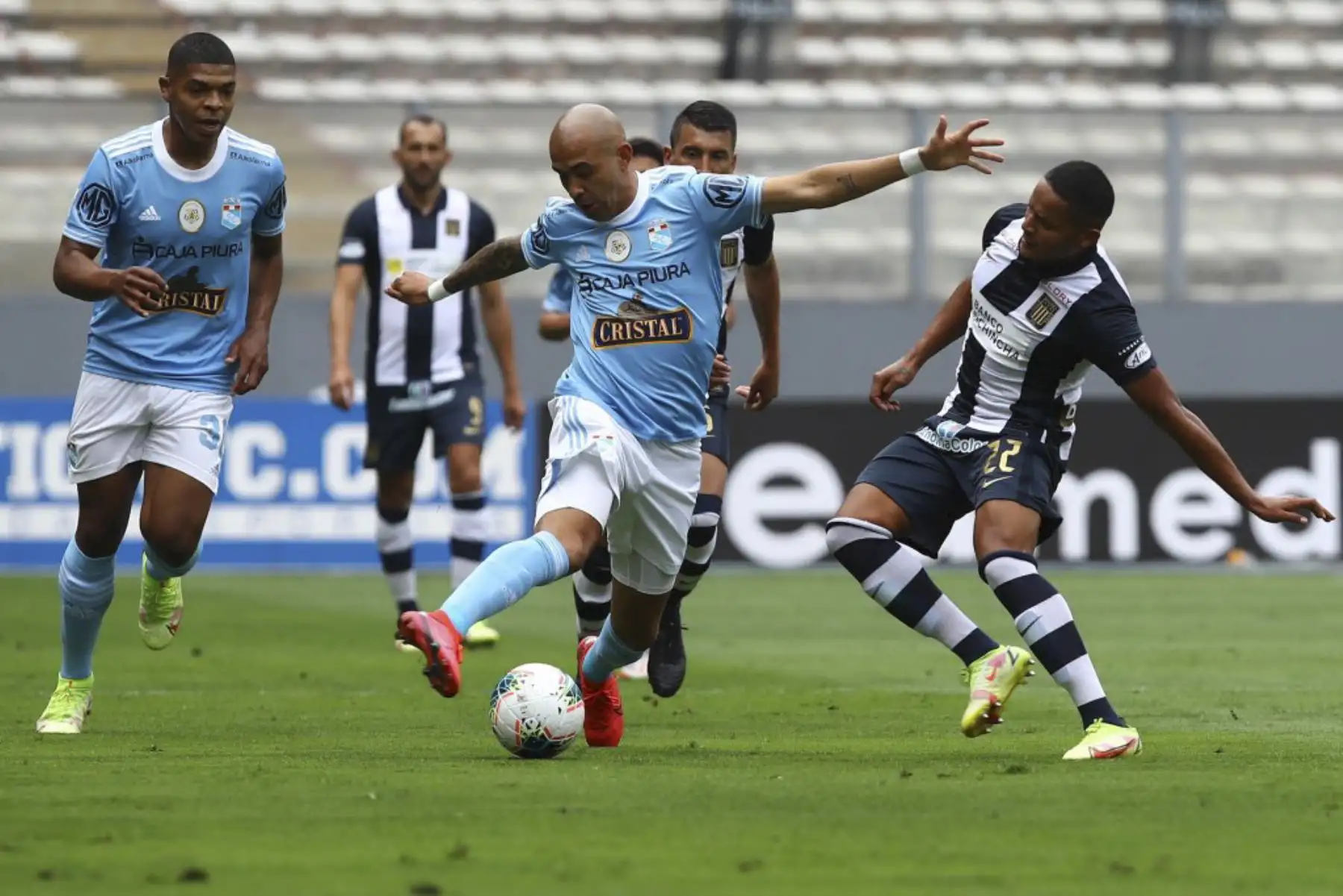 Alianza Lima y Sporting Cristal se enfrentan por la primera final de la Liga 1. Foto: FPF