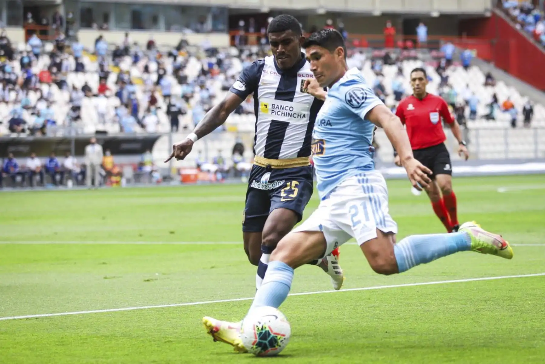 Alianza Lima y Sporting Cristal se enfrentan por la primera final de la Liga 1. Foto: FPF