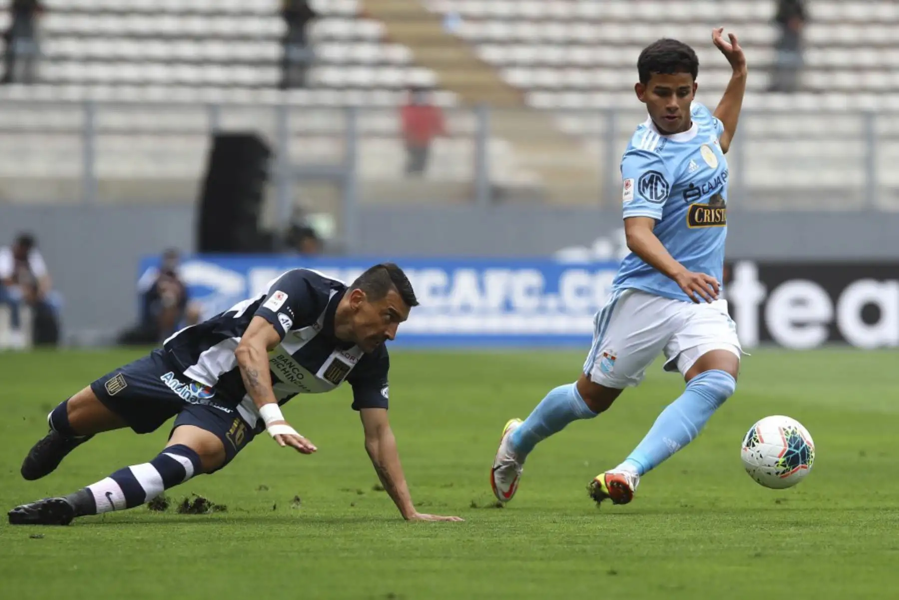 Alianza Lima y Sporting Cristal se enfrentan por la primera final de la Liga 1. Foto: FPF