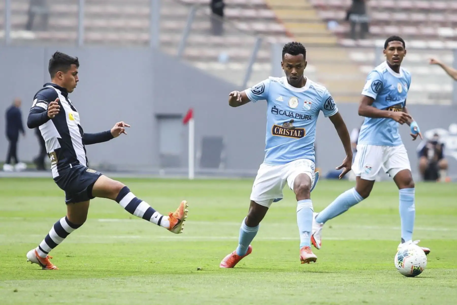 Alianza Lima y Sporting Cristal se enfrentan por la primera final de la Liga 1. Foto: FPF