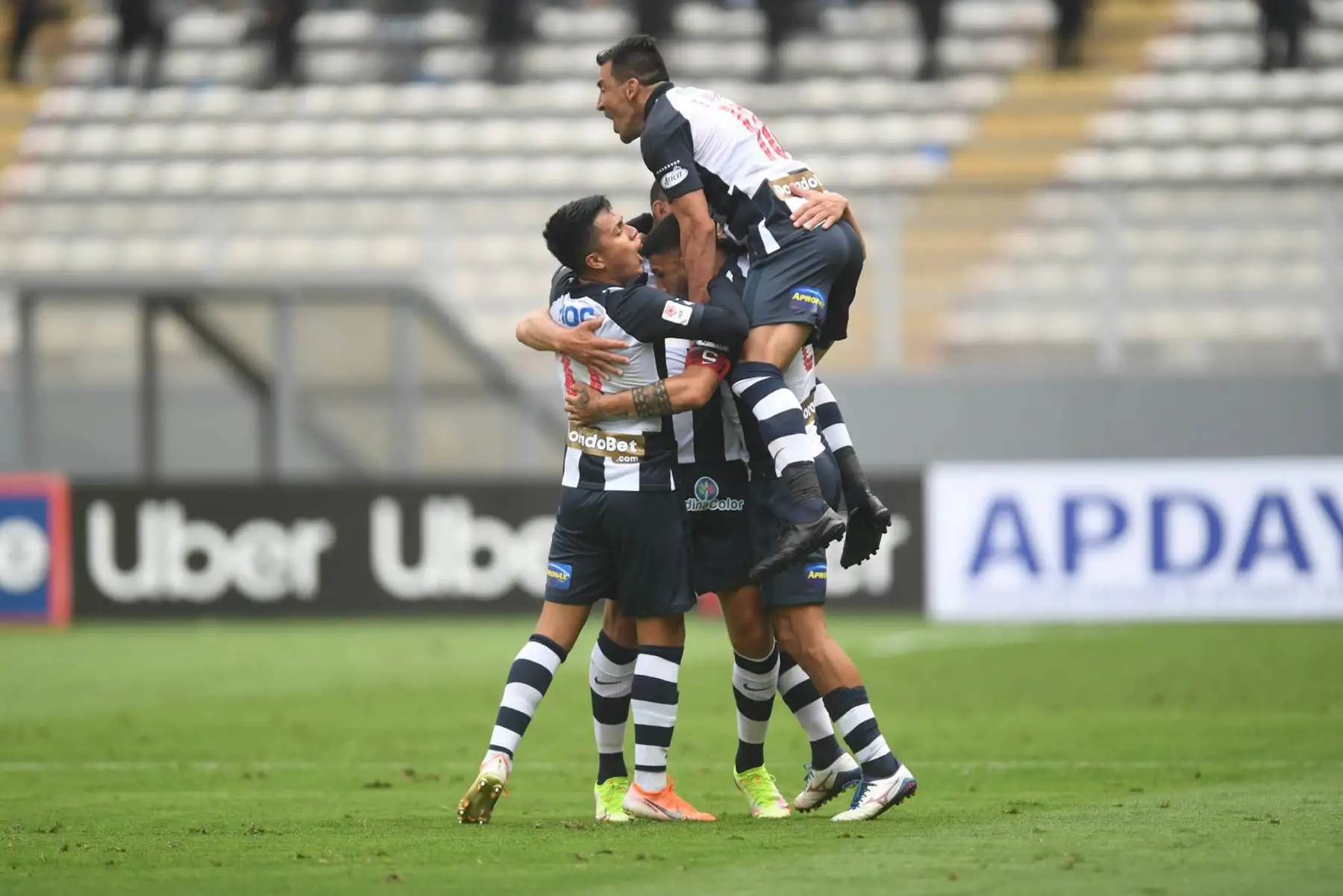 Hernán Barcos anota el 1-0 para Alianza Lima. Foto: FPF