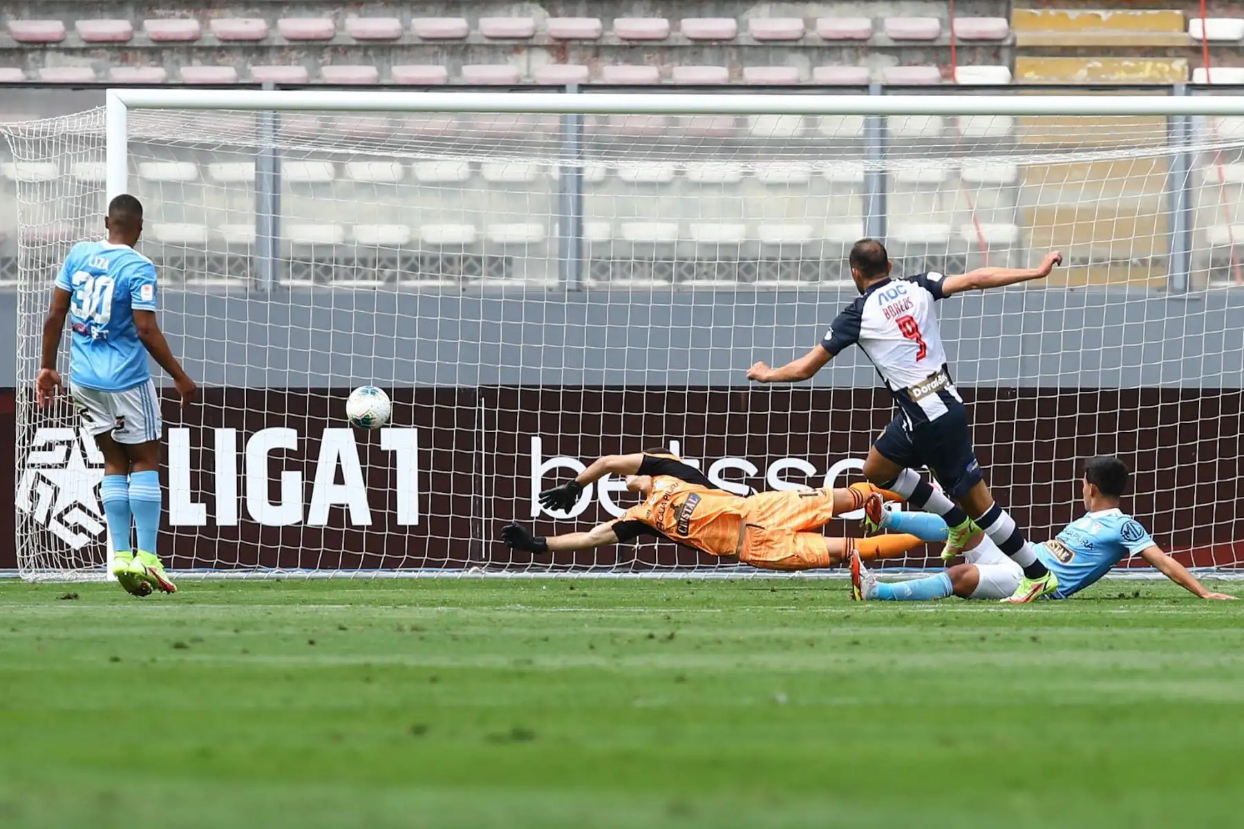 Hernán Barcos anota el 1-0 para Alianza Lima. Foto: FPF