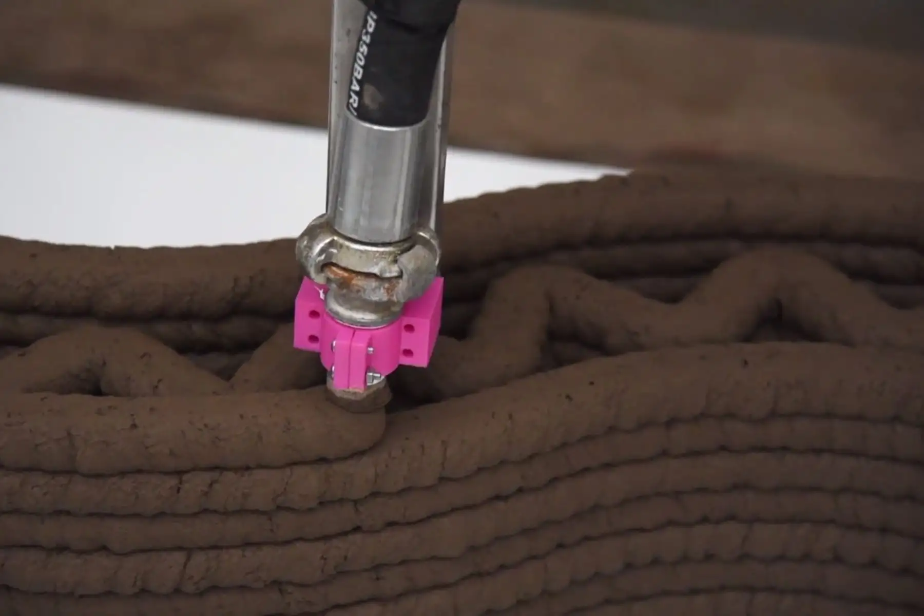 Sistema de impresión permitiría fabricar modelos para la construcción de viviendas, a partir del uso de materiales resistentes y de bajo impacto ambiental. Foto: PUCP